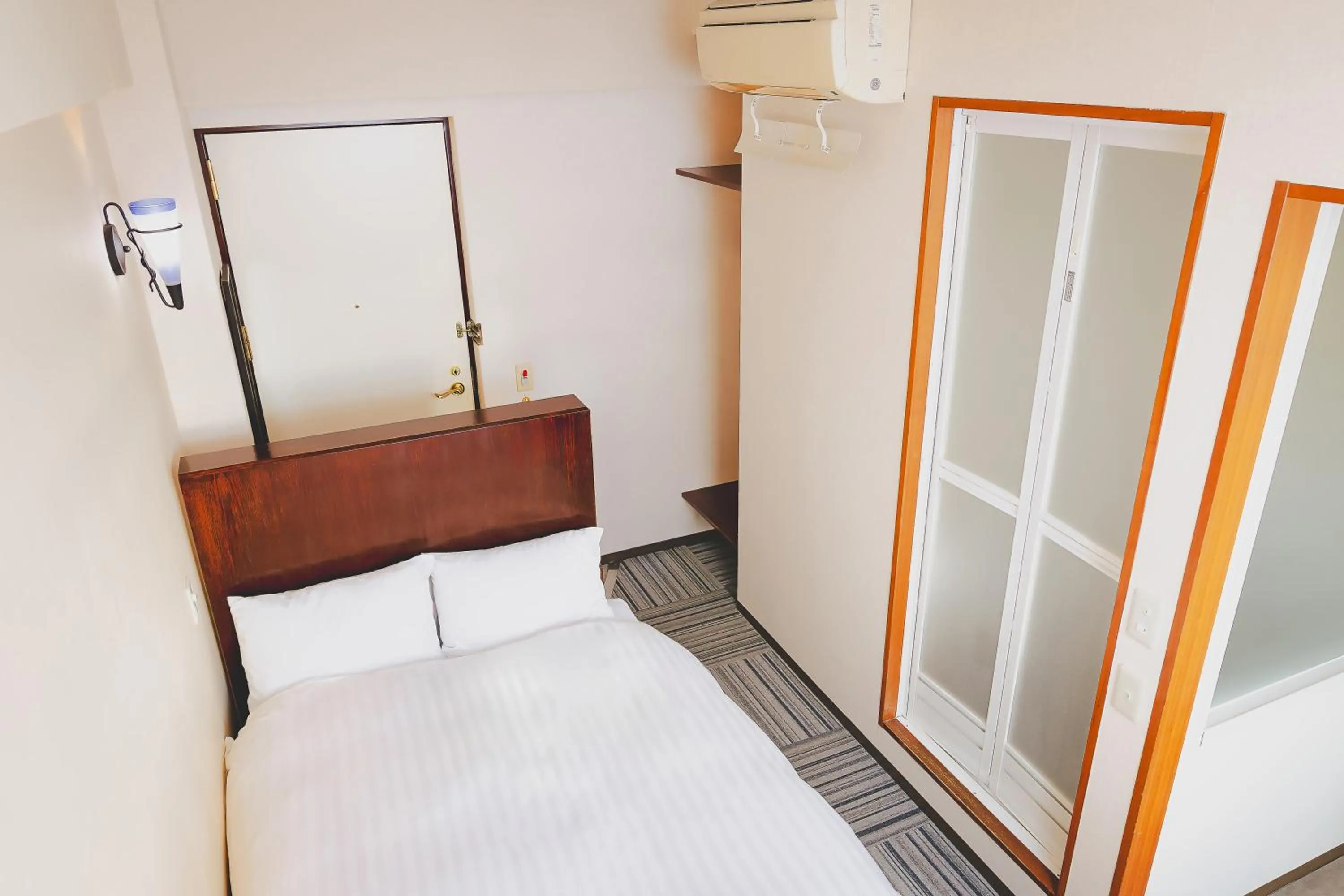 Photo of the whole room, Bed in Van Cort Landt Hotel