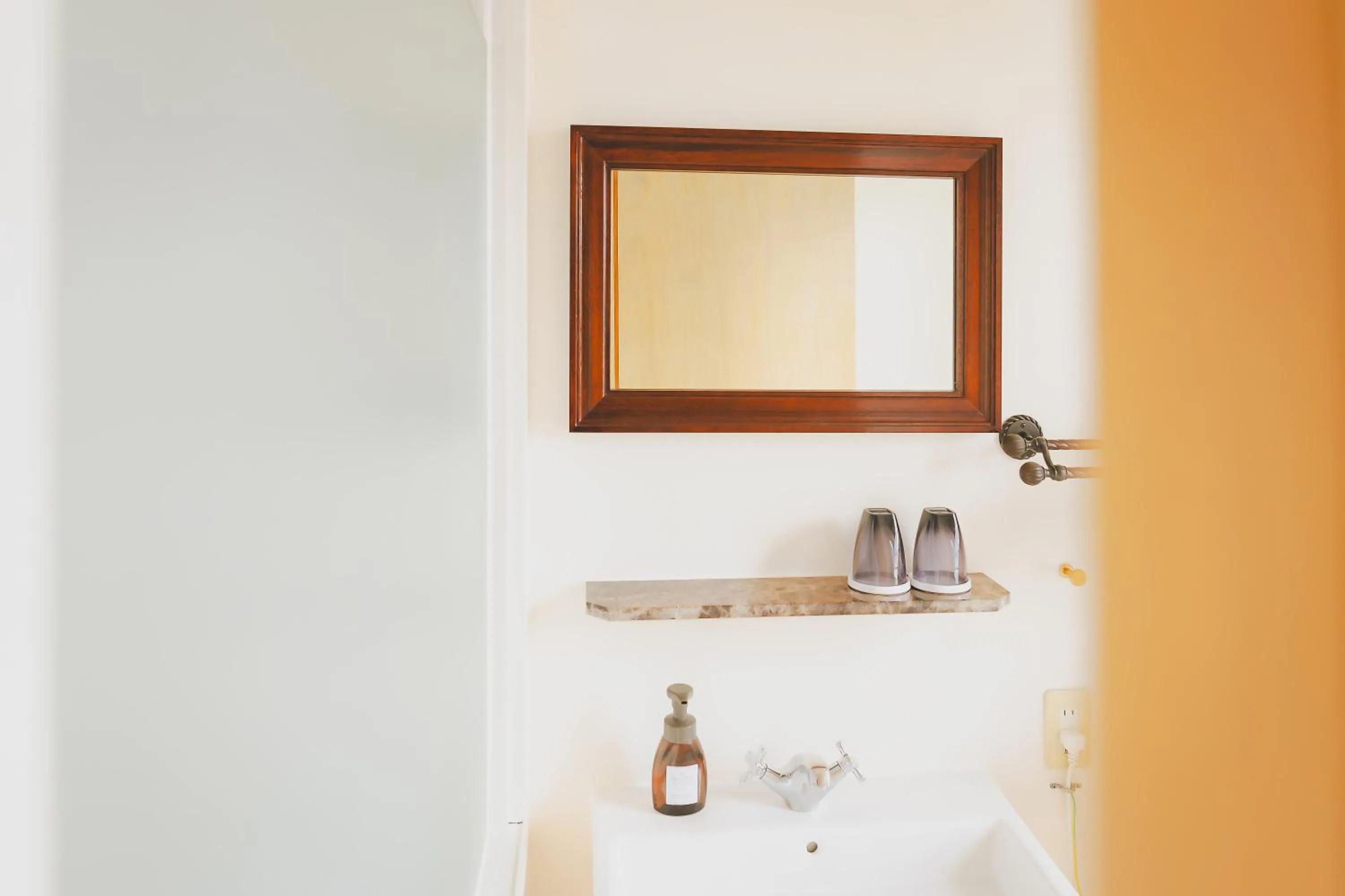 Bathroom in Van Cort Landt Hotel