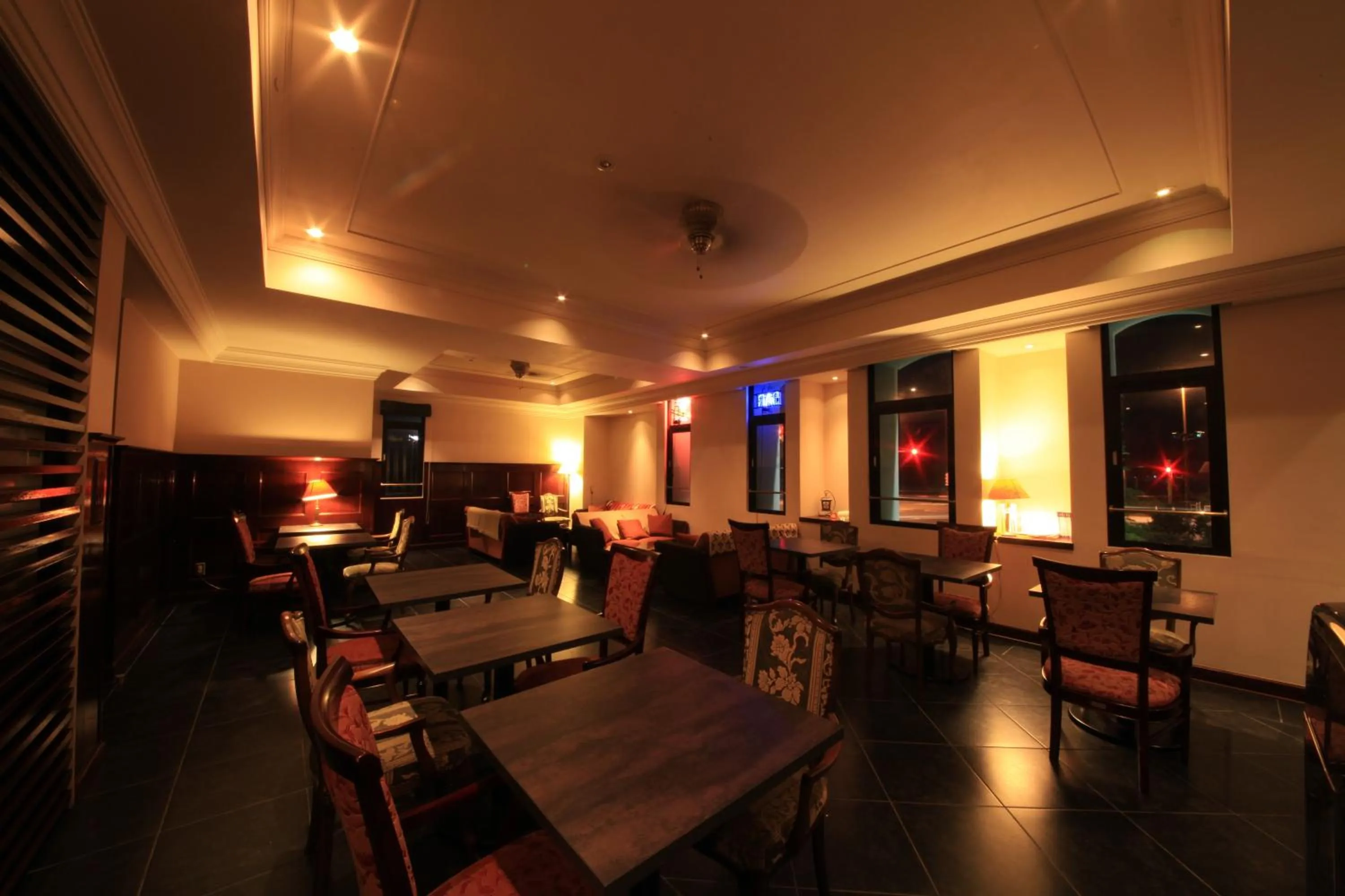 Restaurant/places to eat in Van Cort Landt Hotel