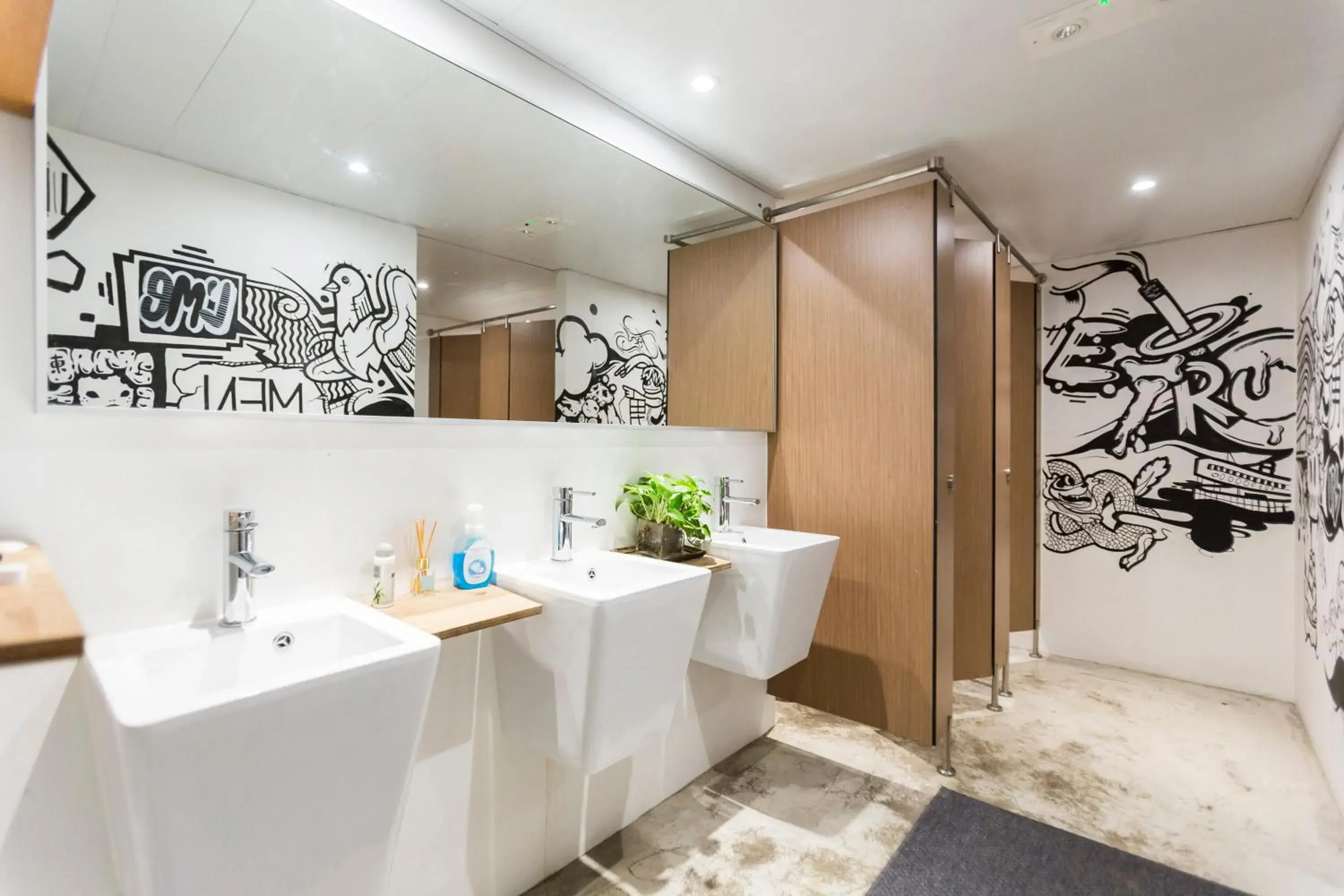 Single Bed in 10-Bed Mixed Dormitory Room in The Mahjong Single Bed in 10-Bed Mixed Dormitory Room in The Mahjong