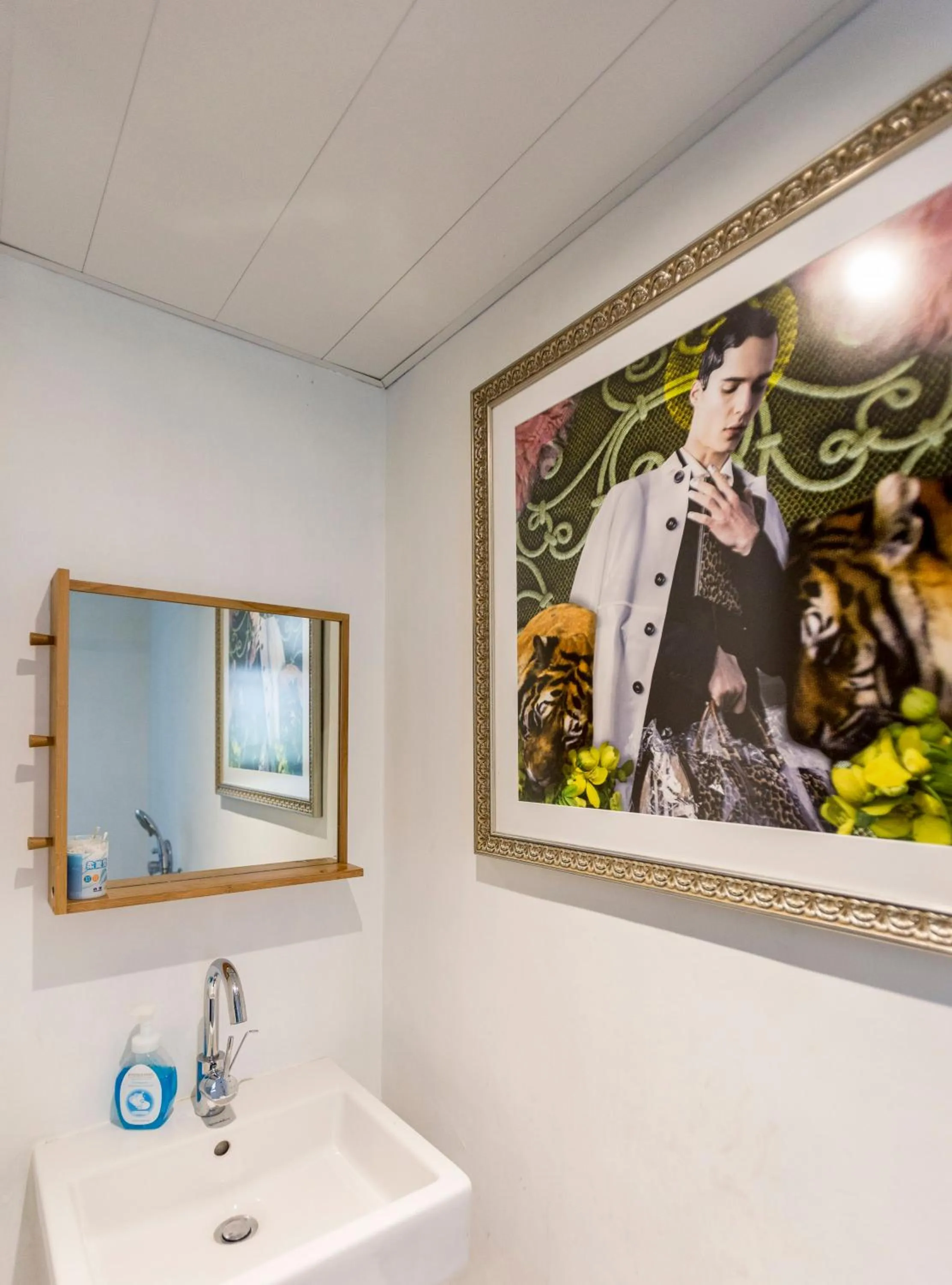 Shower in The Mahjong