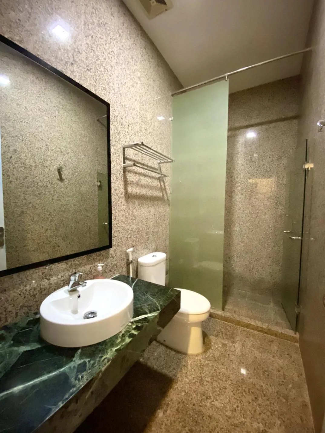 Shower in Hans Inn Batam