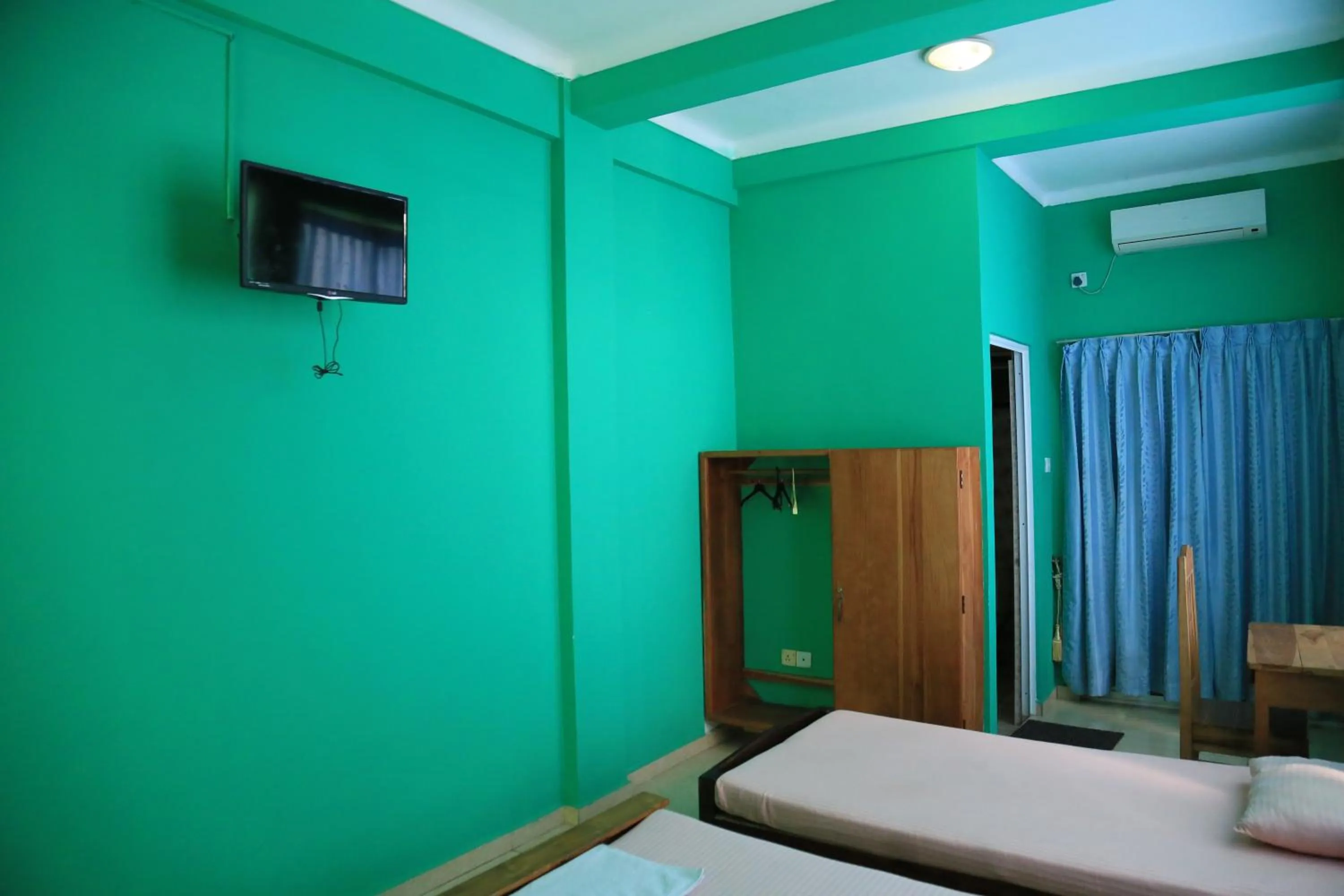 TV and multimedia in Kings Hotel Restaurant and Bar