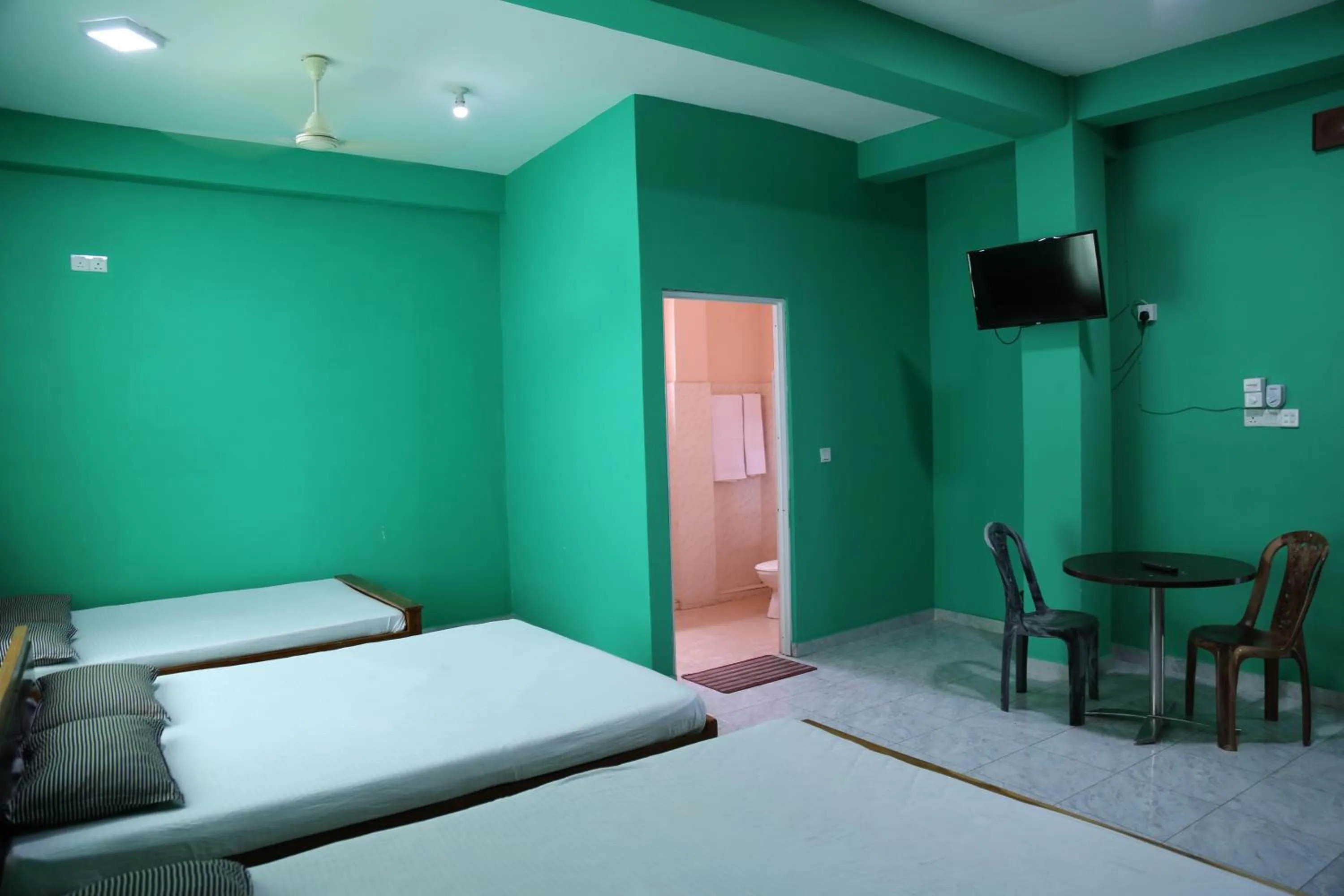 TV and multimedia in Kings Hotel Restaurant and Bar