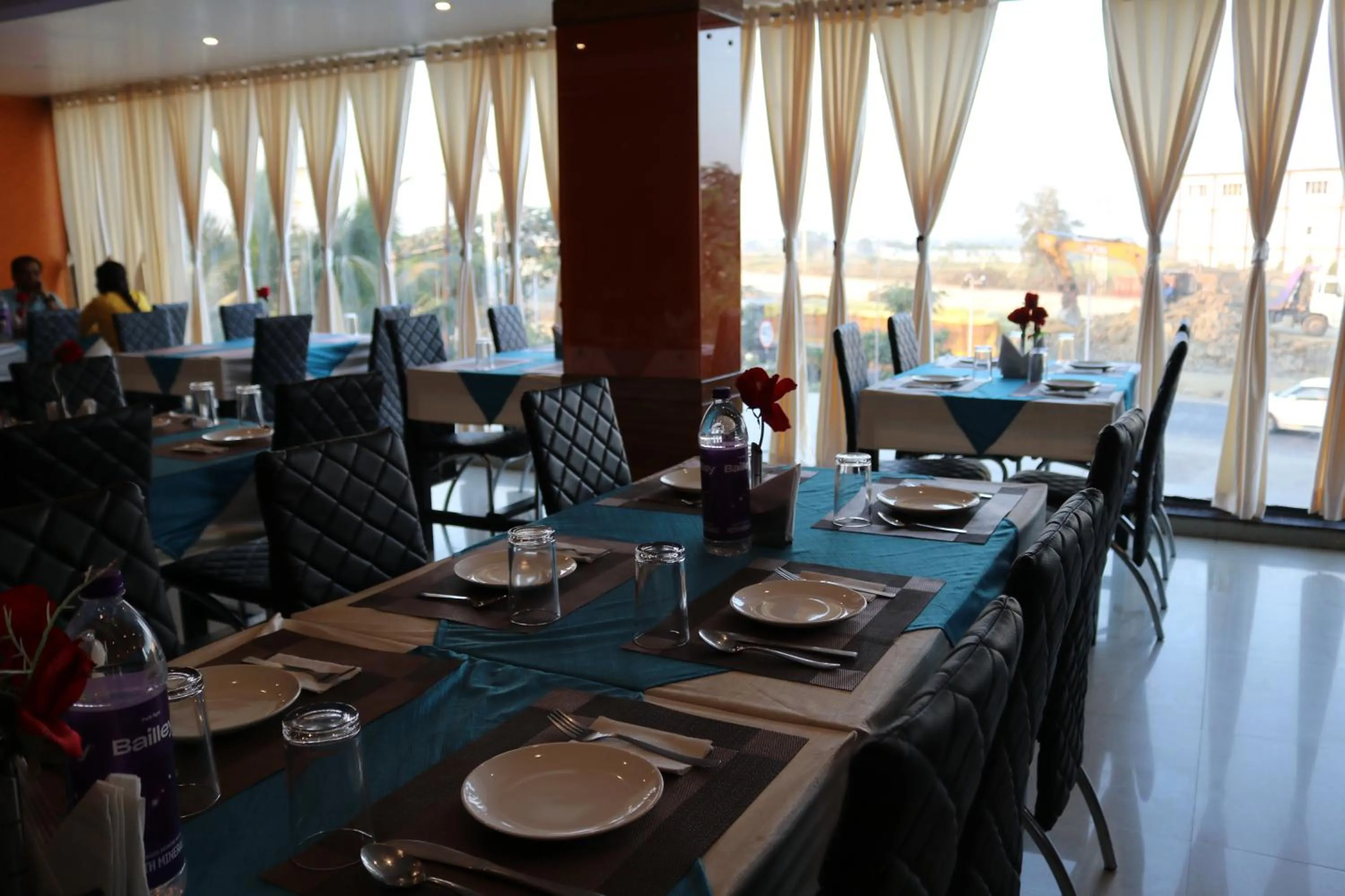 Restaurant/places to eat in Hotel Vaishnavi Heights