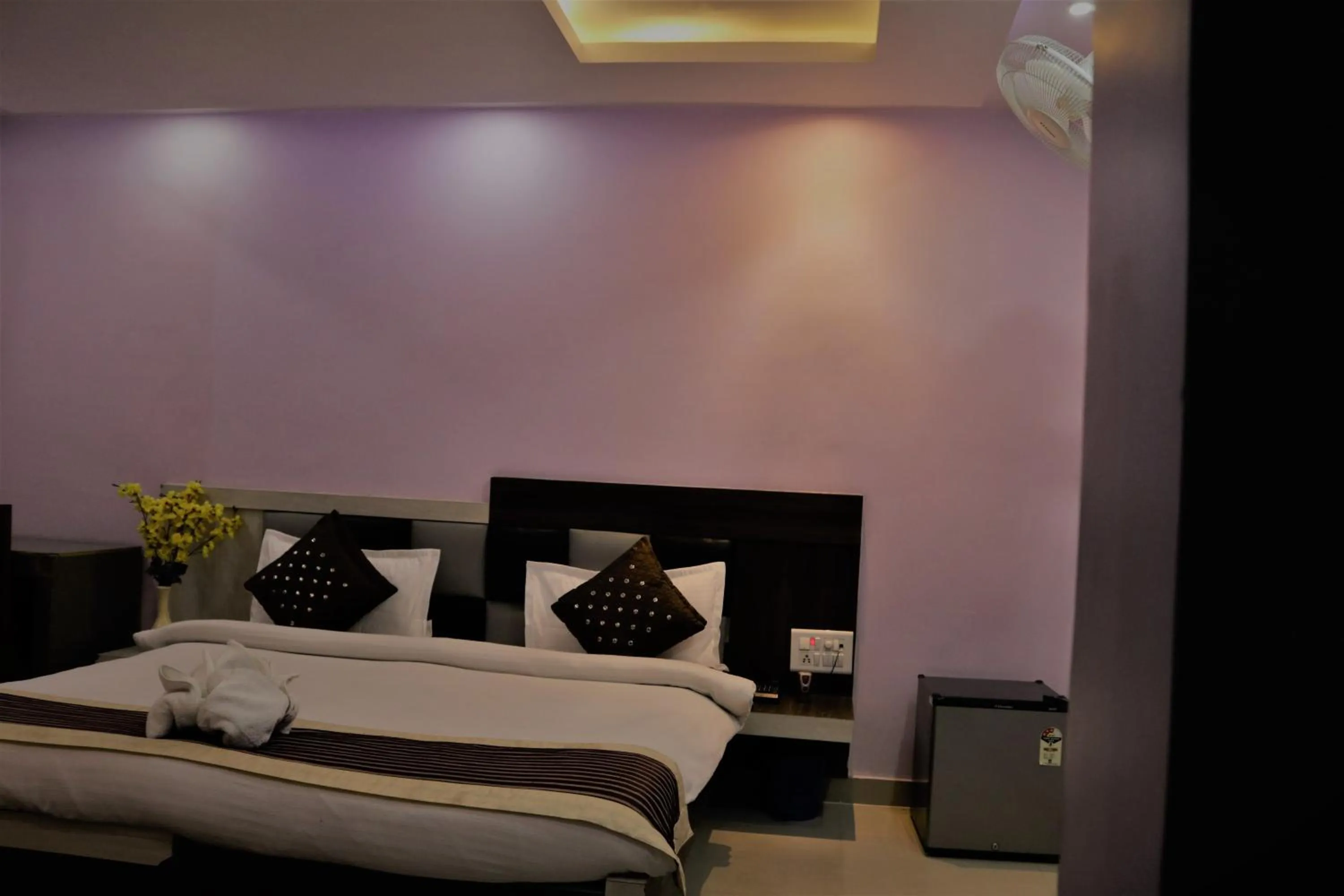 Bedroom, Bed in Hotel Vaishnavi Heights