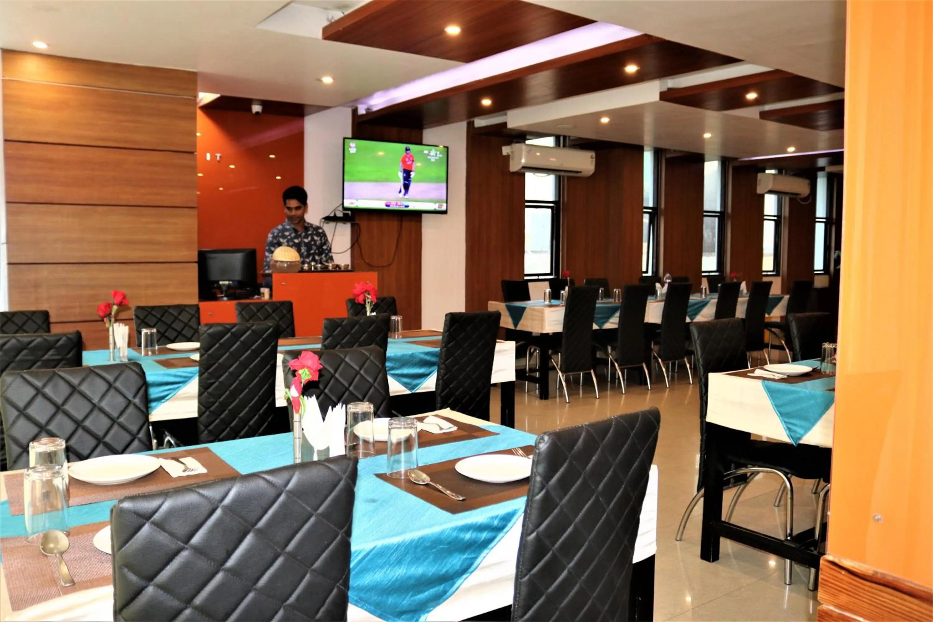 Restaurant/places to eat in Hotel Vaishnavi Heights