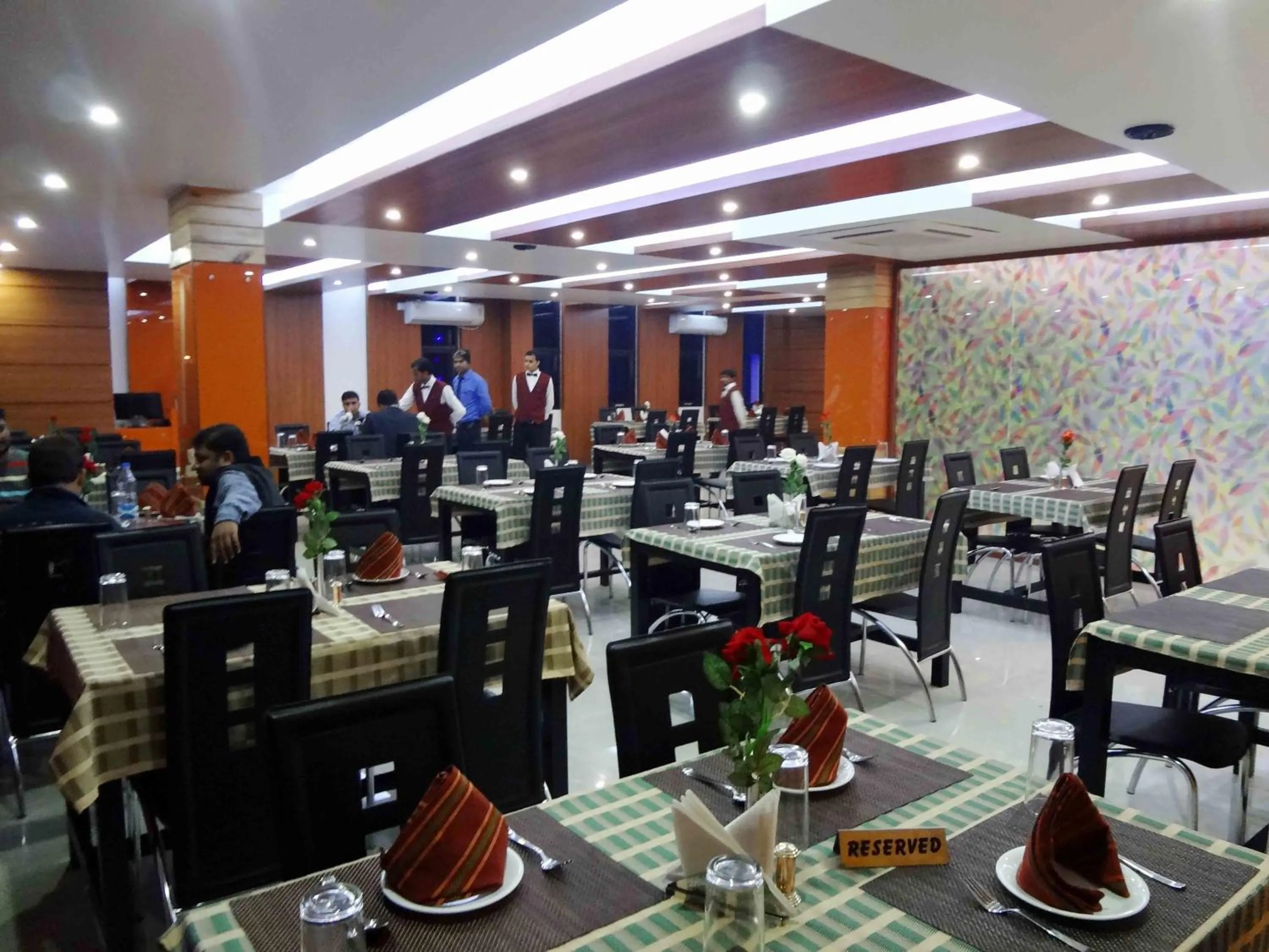 Restaurant/places to eat in Hotel Vaishnavi Heights