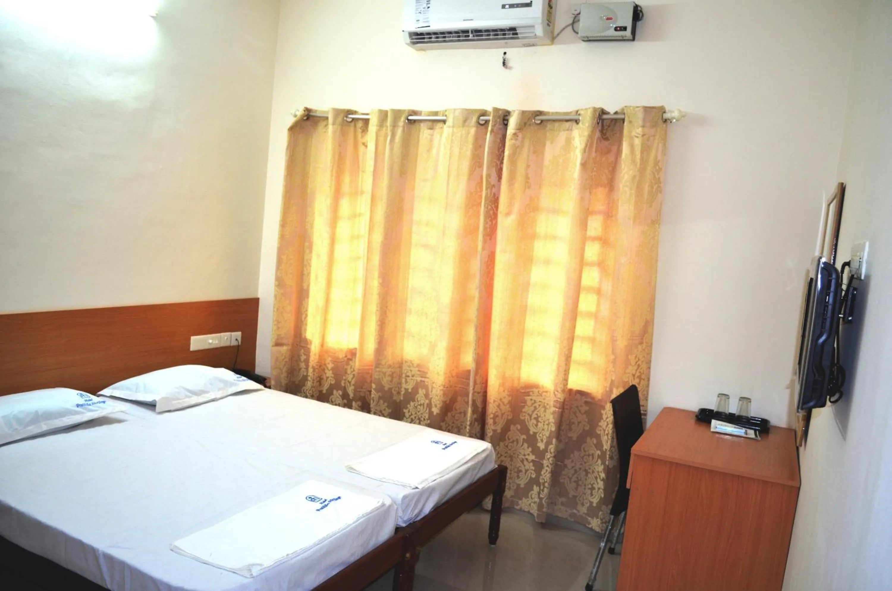 TV and multimedia, Bed in Hotel Prathiba Heritage