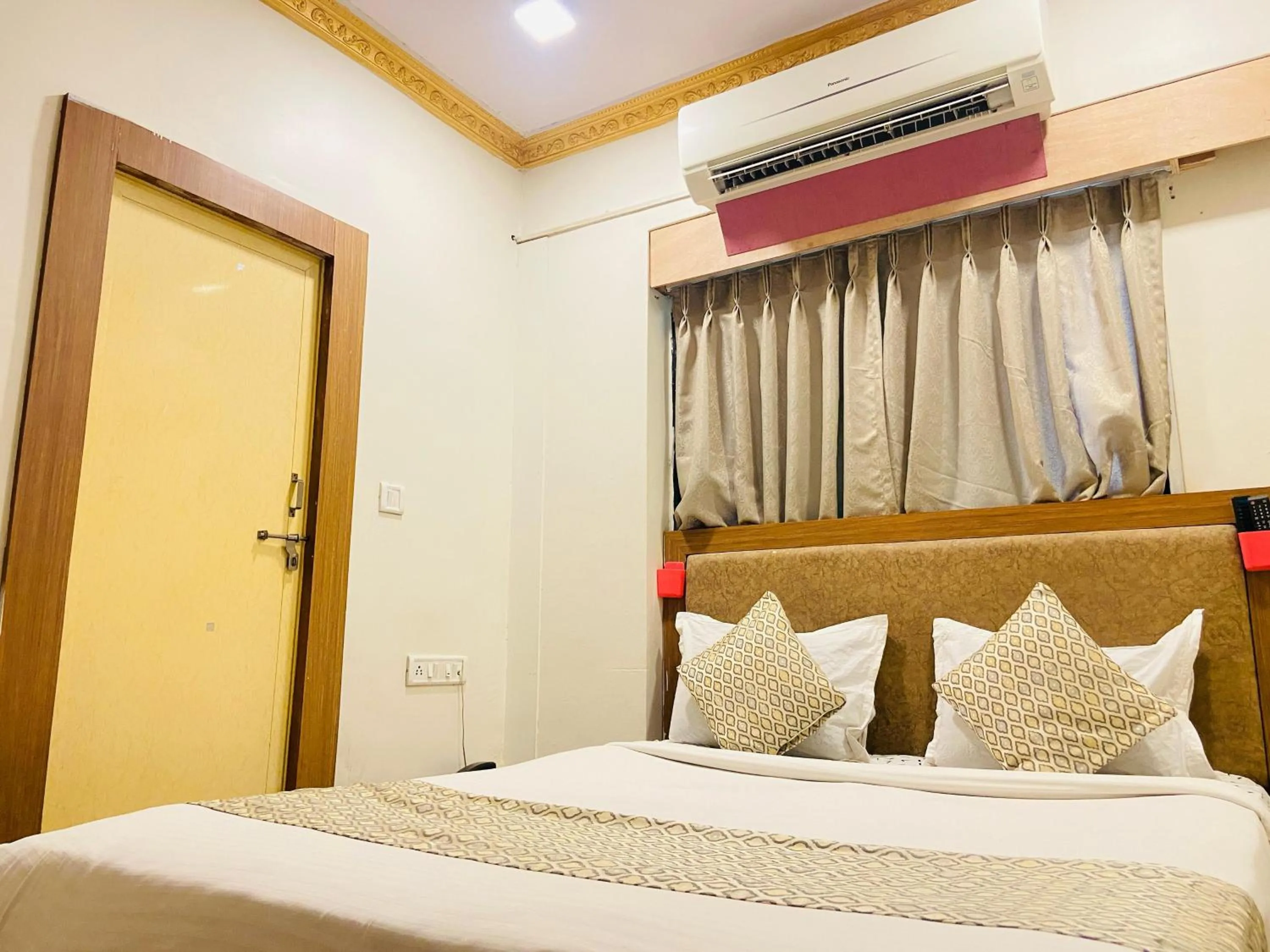 Bed in Hotel ABC Satellite Prahlad Nagar