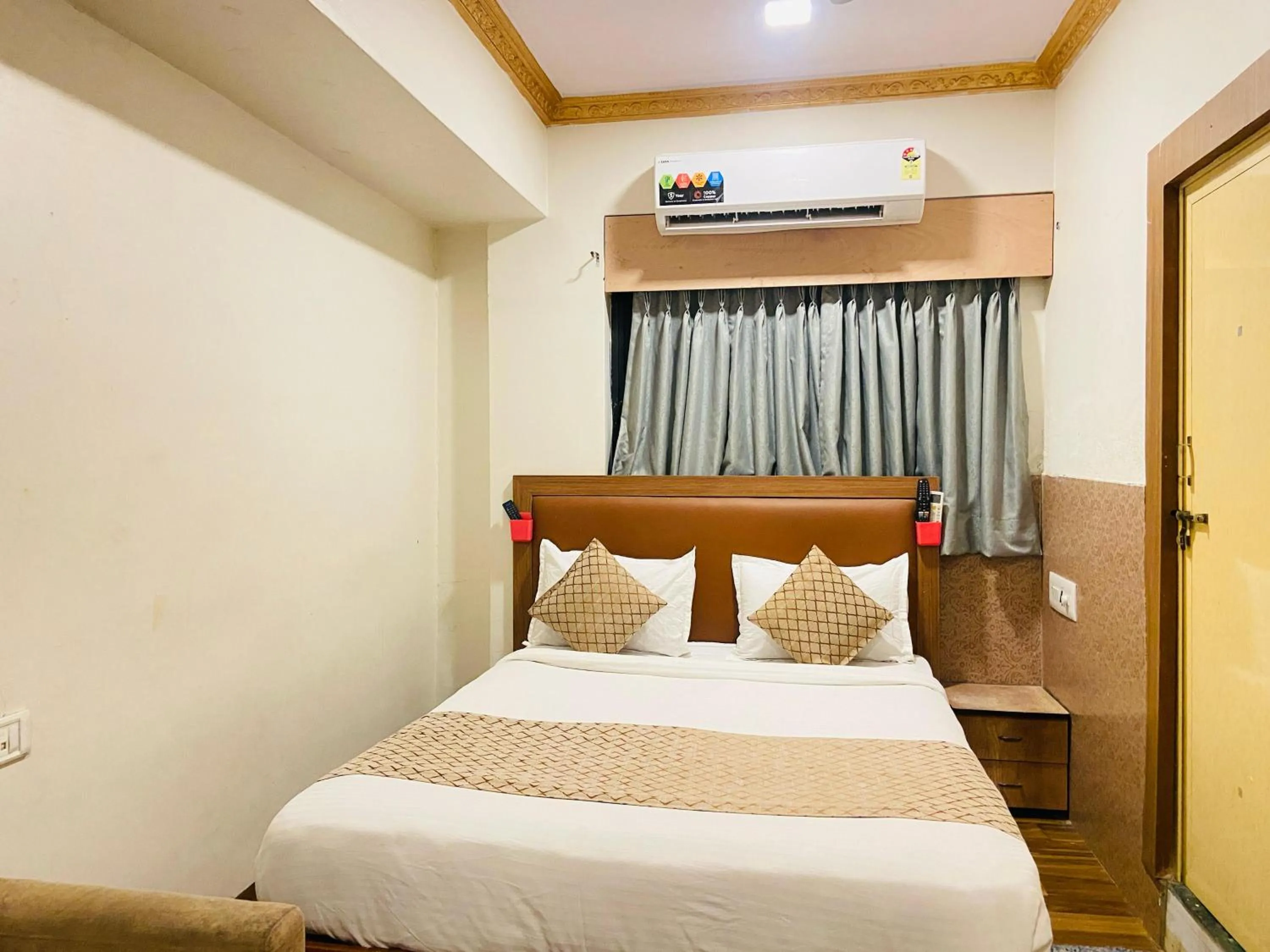Bedroom in Hotel ABC Satellite Prahlad Nagar