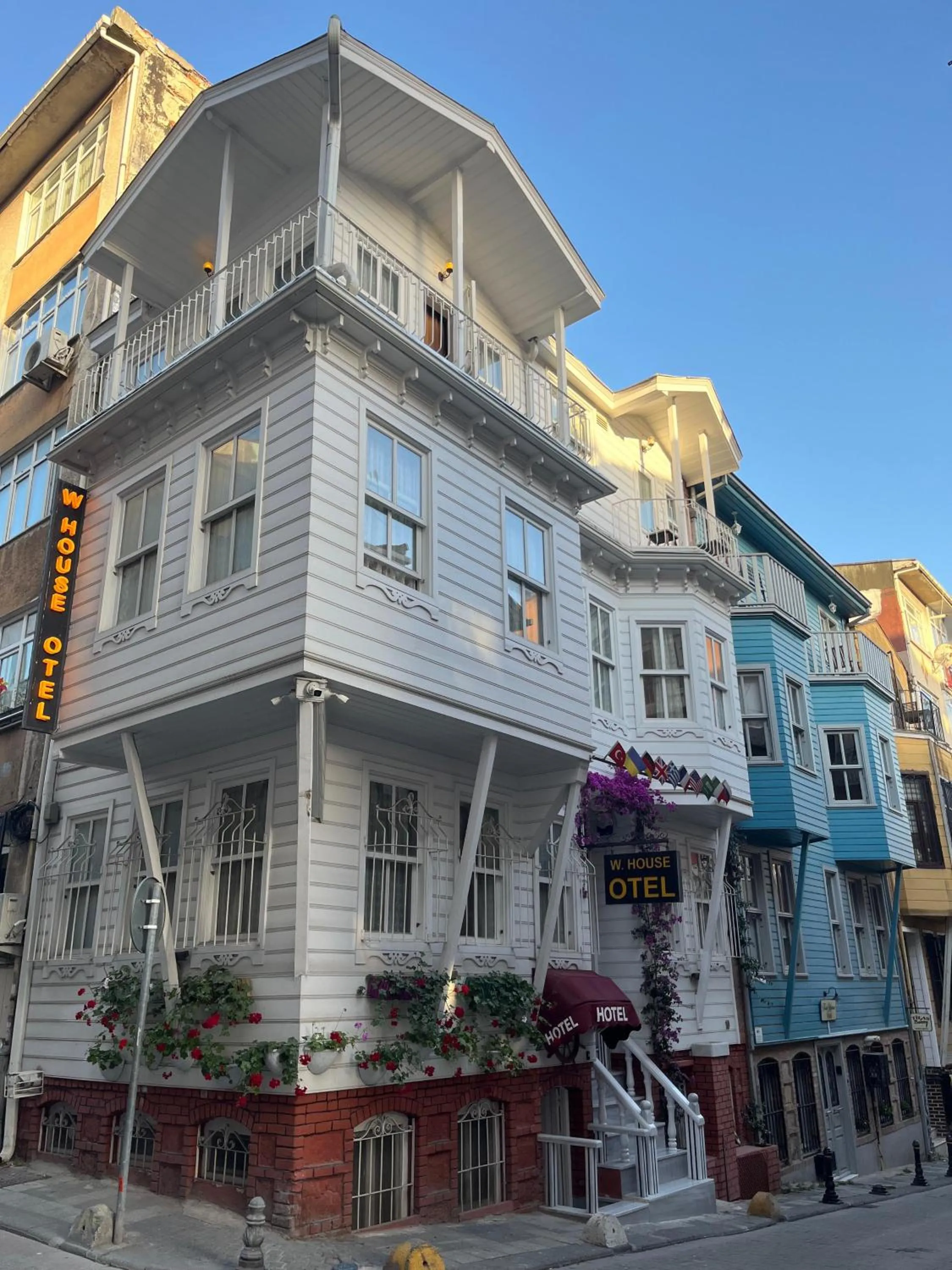 Property building in Kadıköy White House