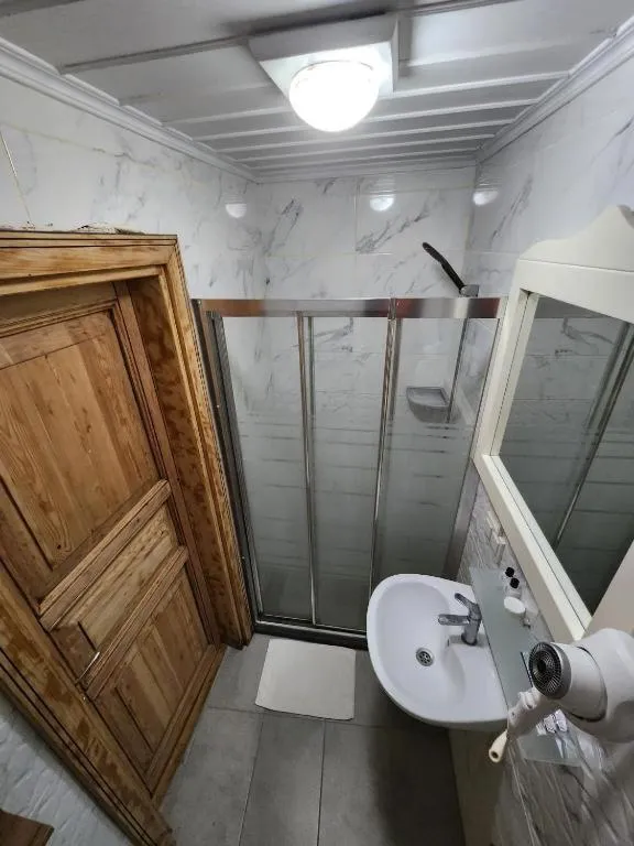 Shower in Kadıköy White House