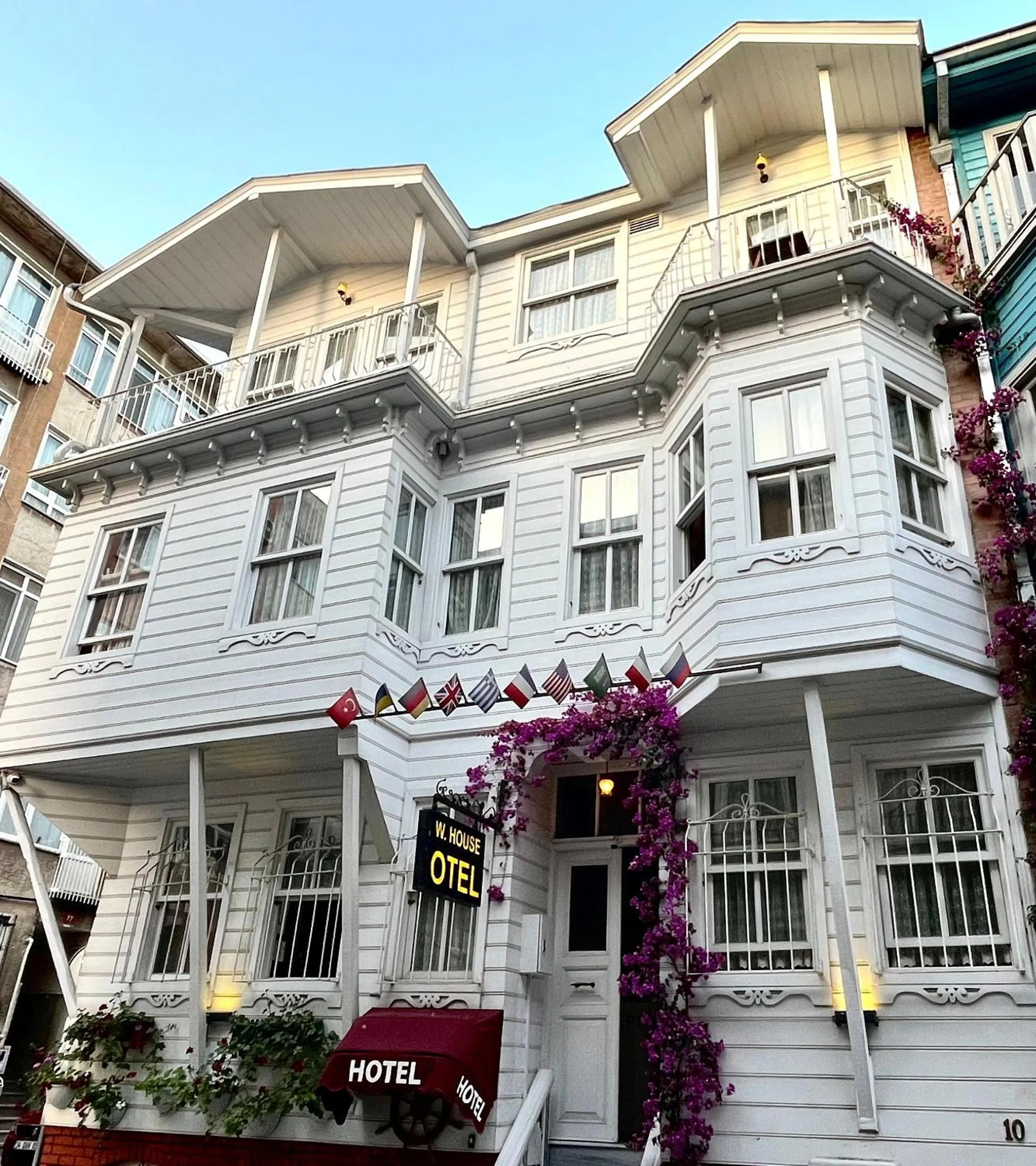 Property building in Kadıköy White House