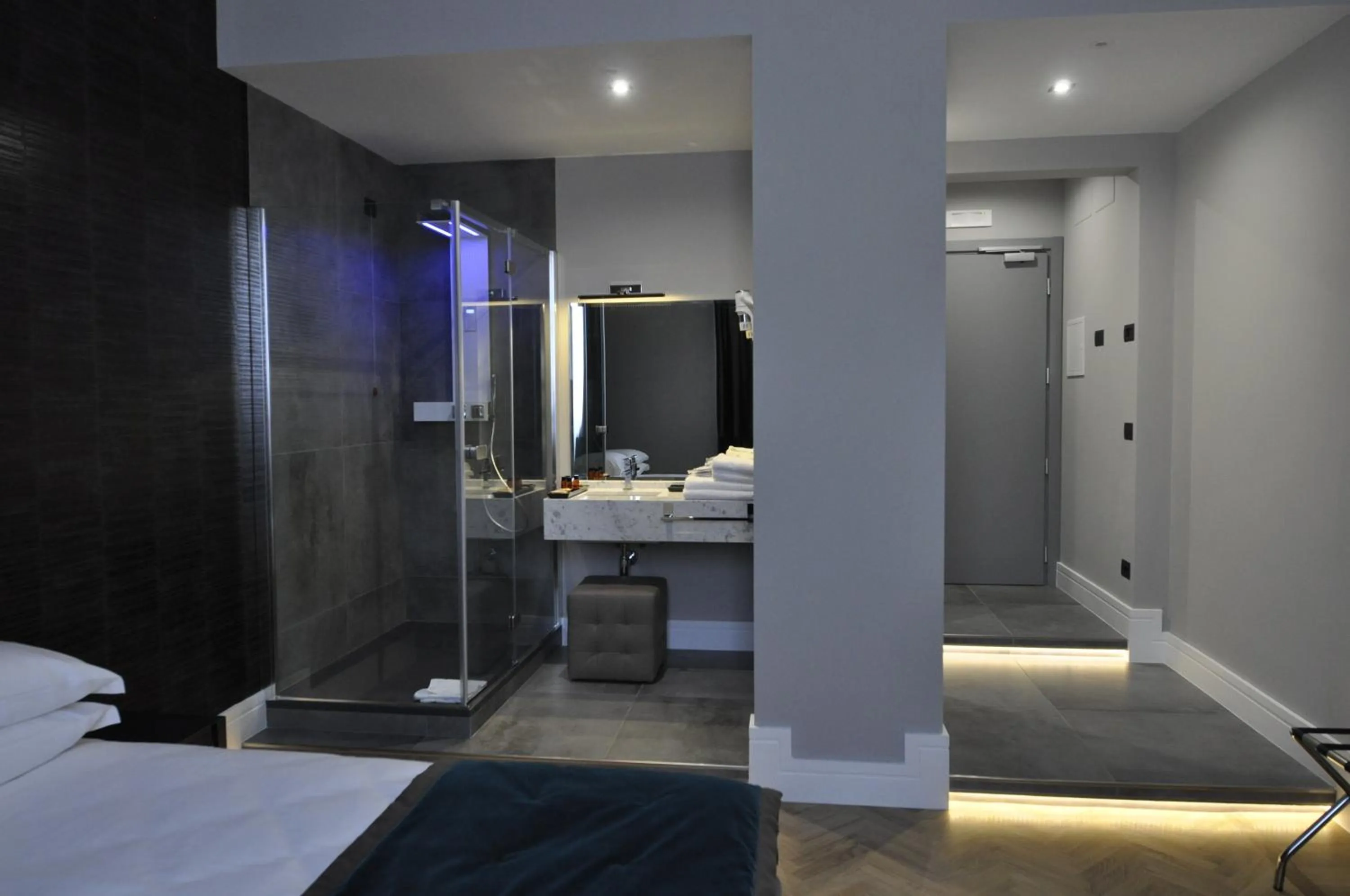 Bathroom, Bed in Place 24 Suites & Wellness