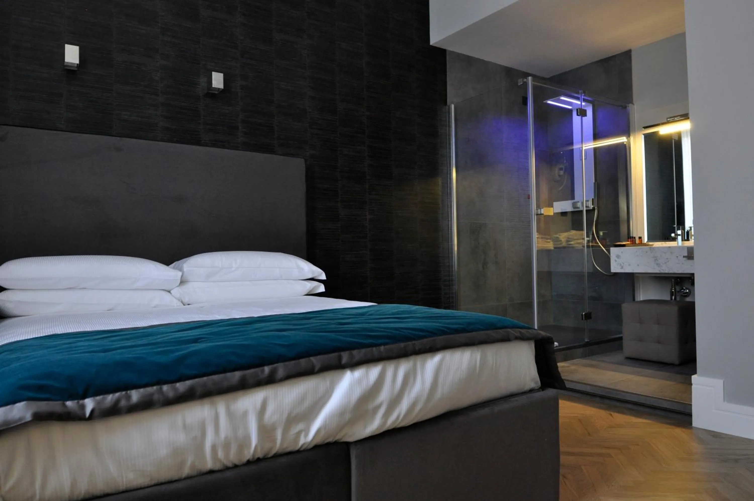 Photo of the whole room, Bed in Place 24 Suites & Wellness