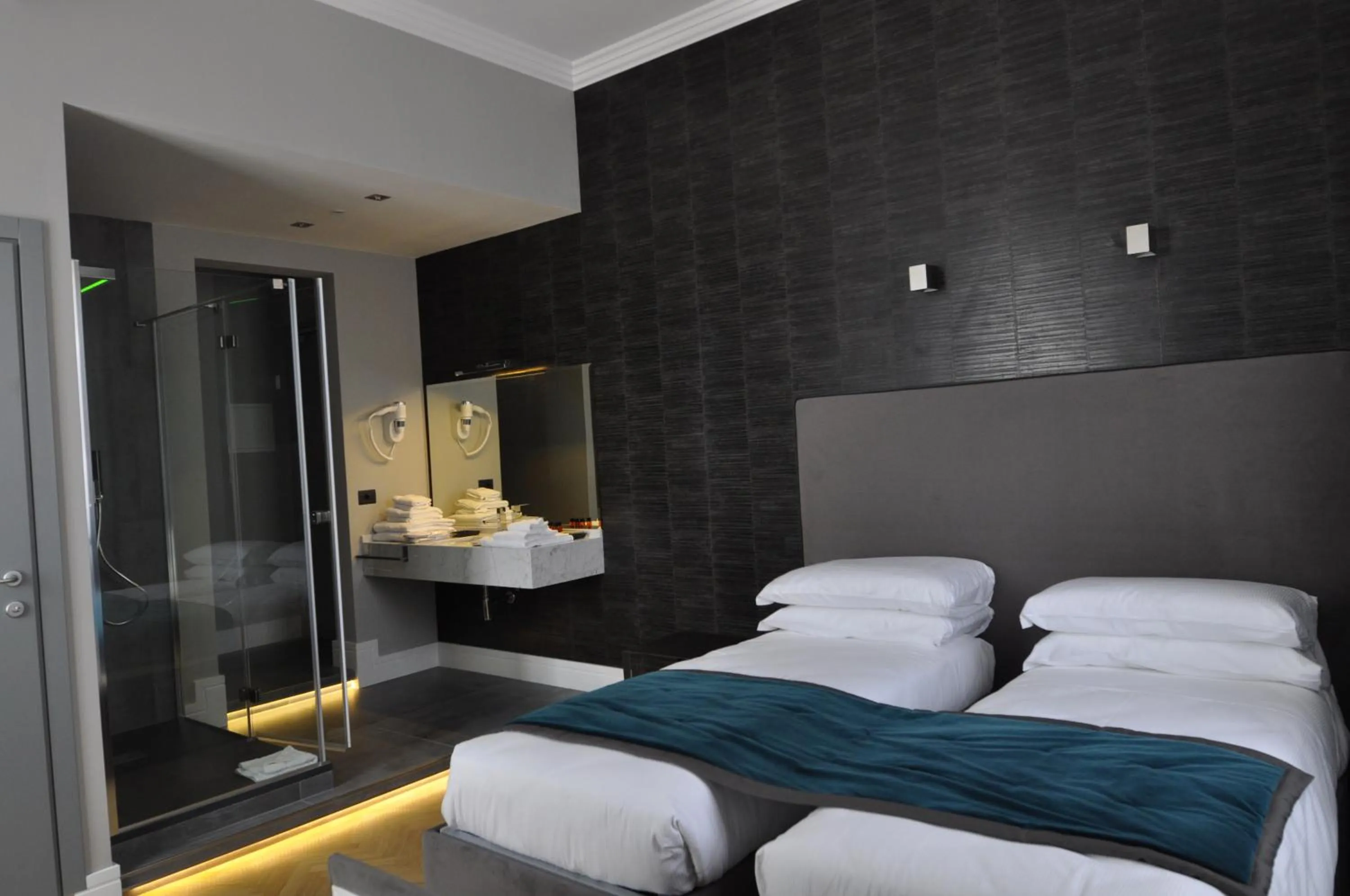 Shower, Bed in Place 24 Suites & Wellness