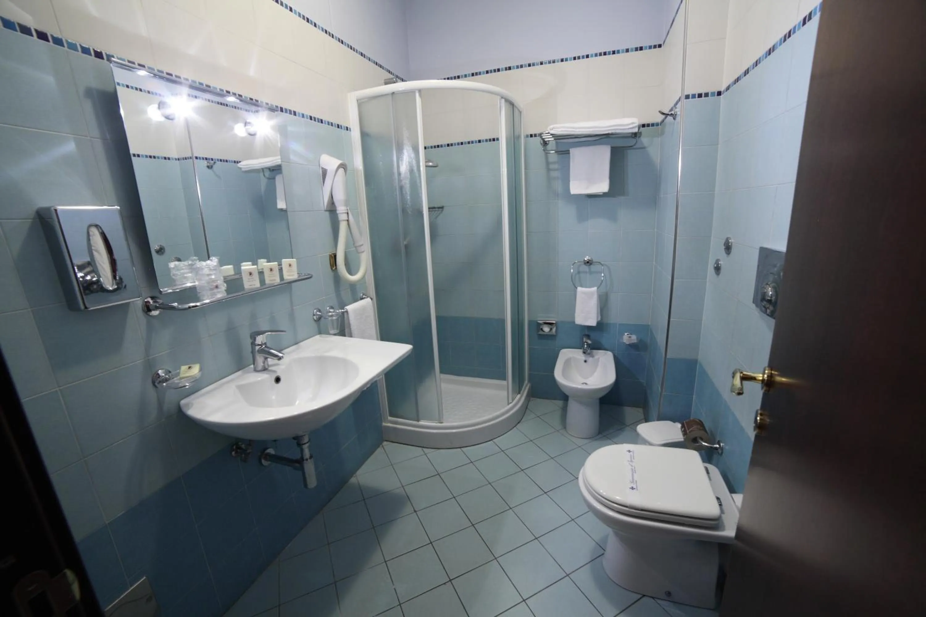 Shower in Hotel Teocrito