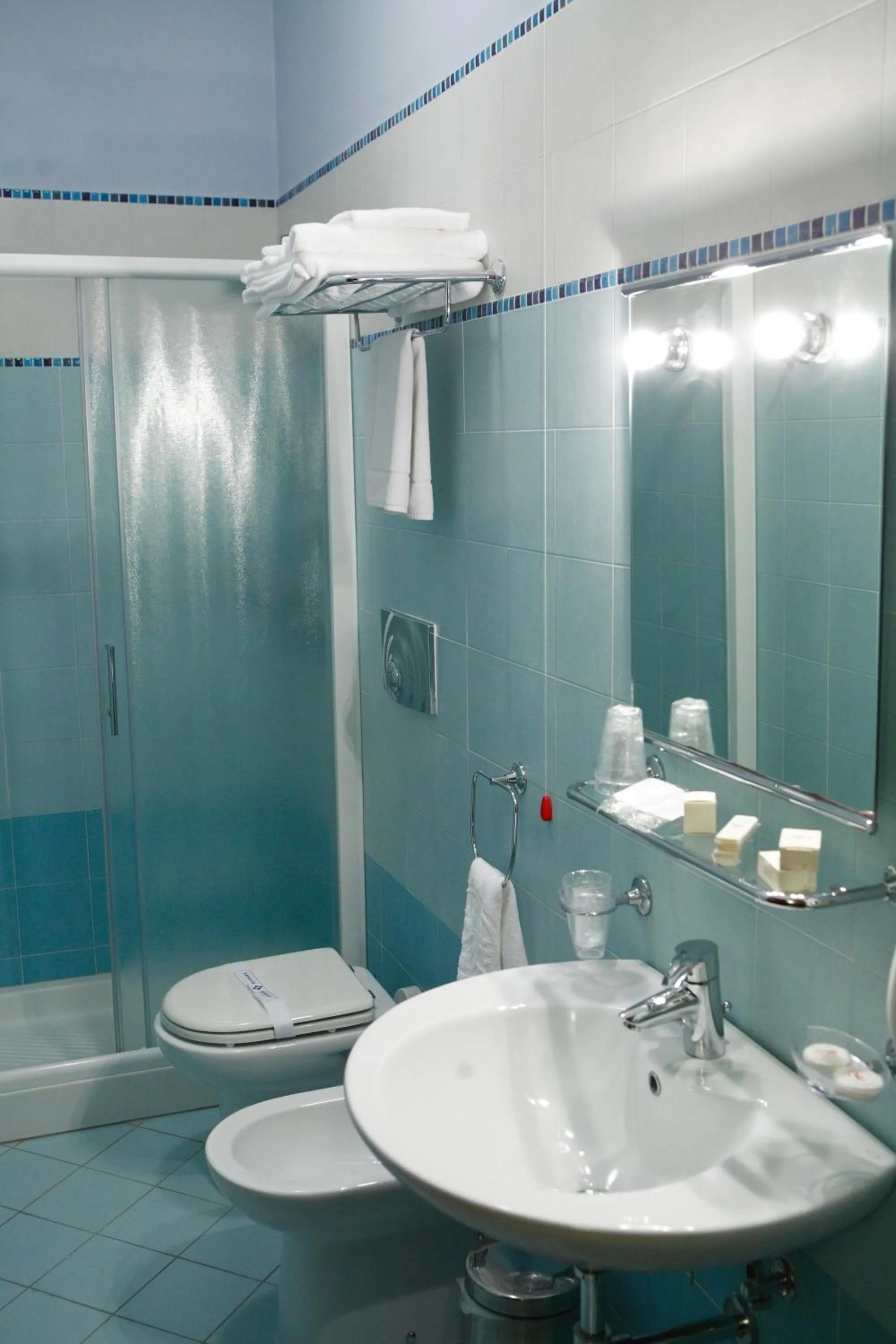 Shower in Hotel Teocrito