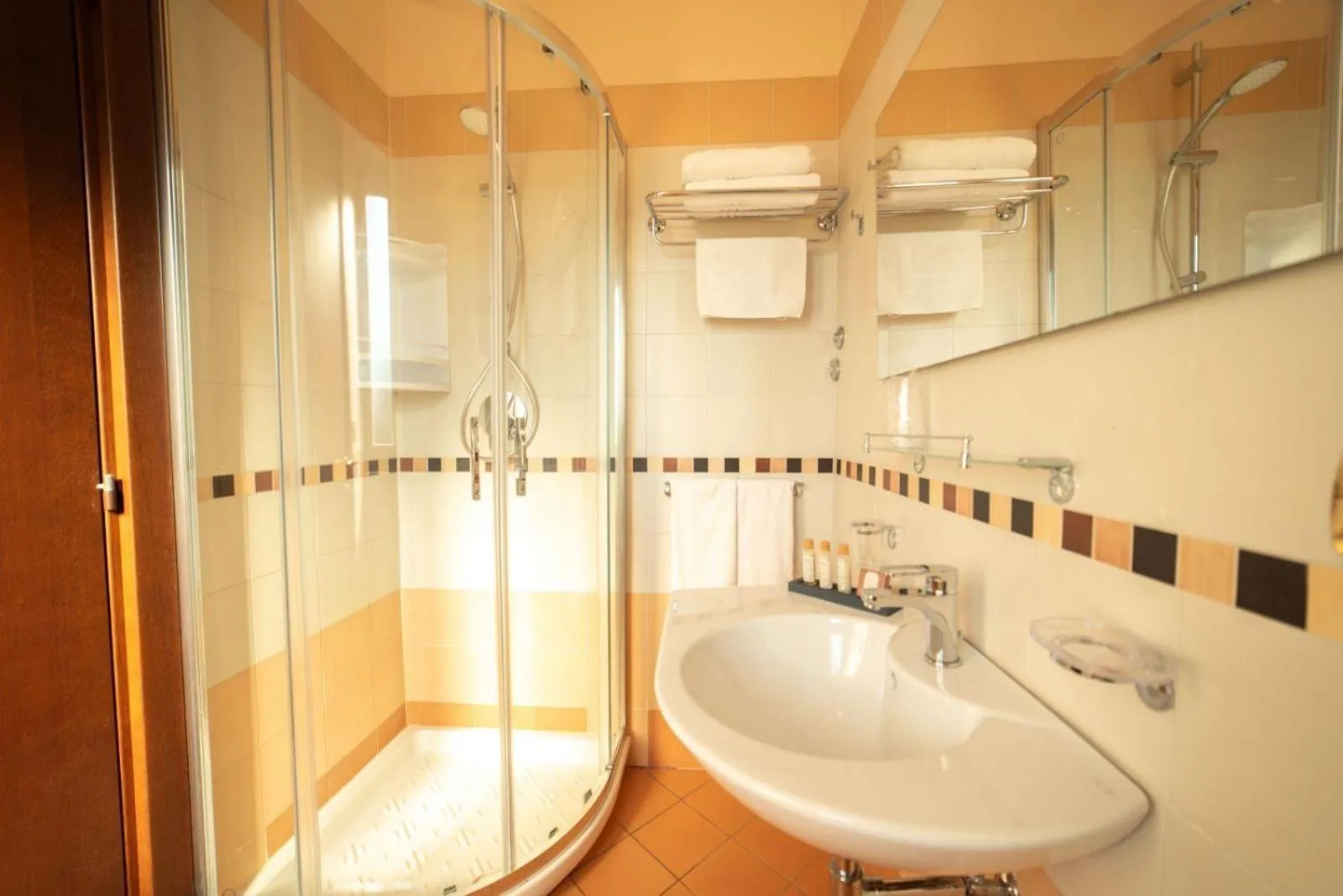 Shower in Hotel Teocrito