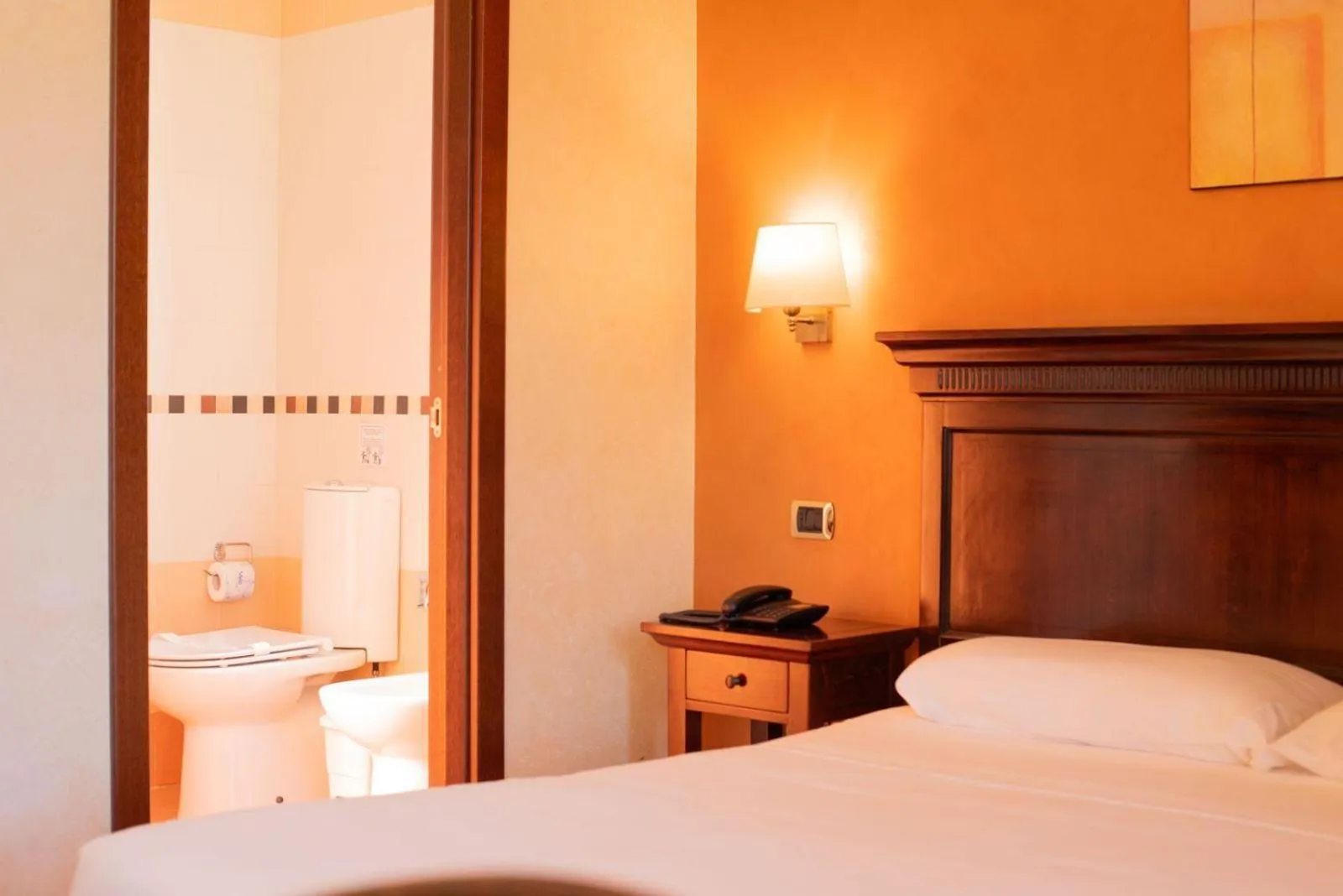 Toilet, Bed in Hotel Teocrito