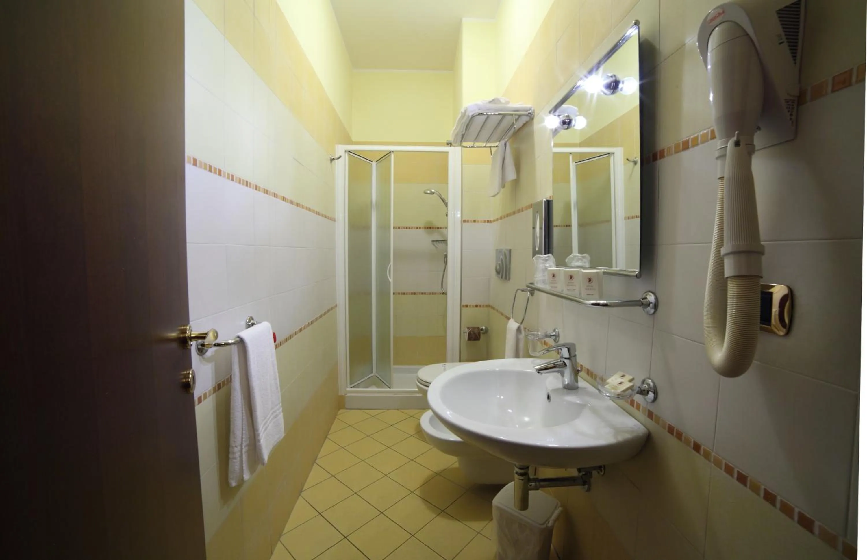 Shower in Hotel Teocrito