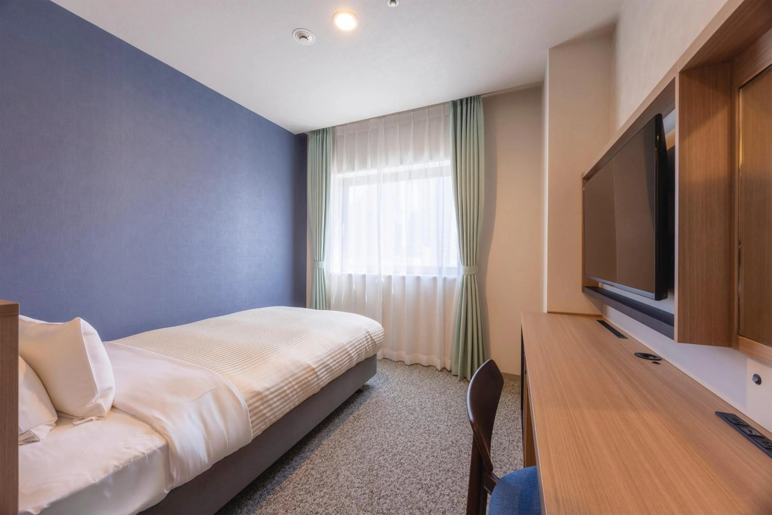 Photo of the whole room, Bed in Hotel Mariners Court Tokyo