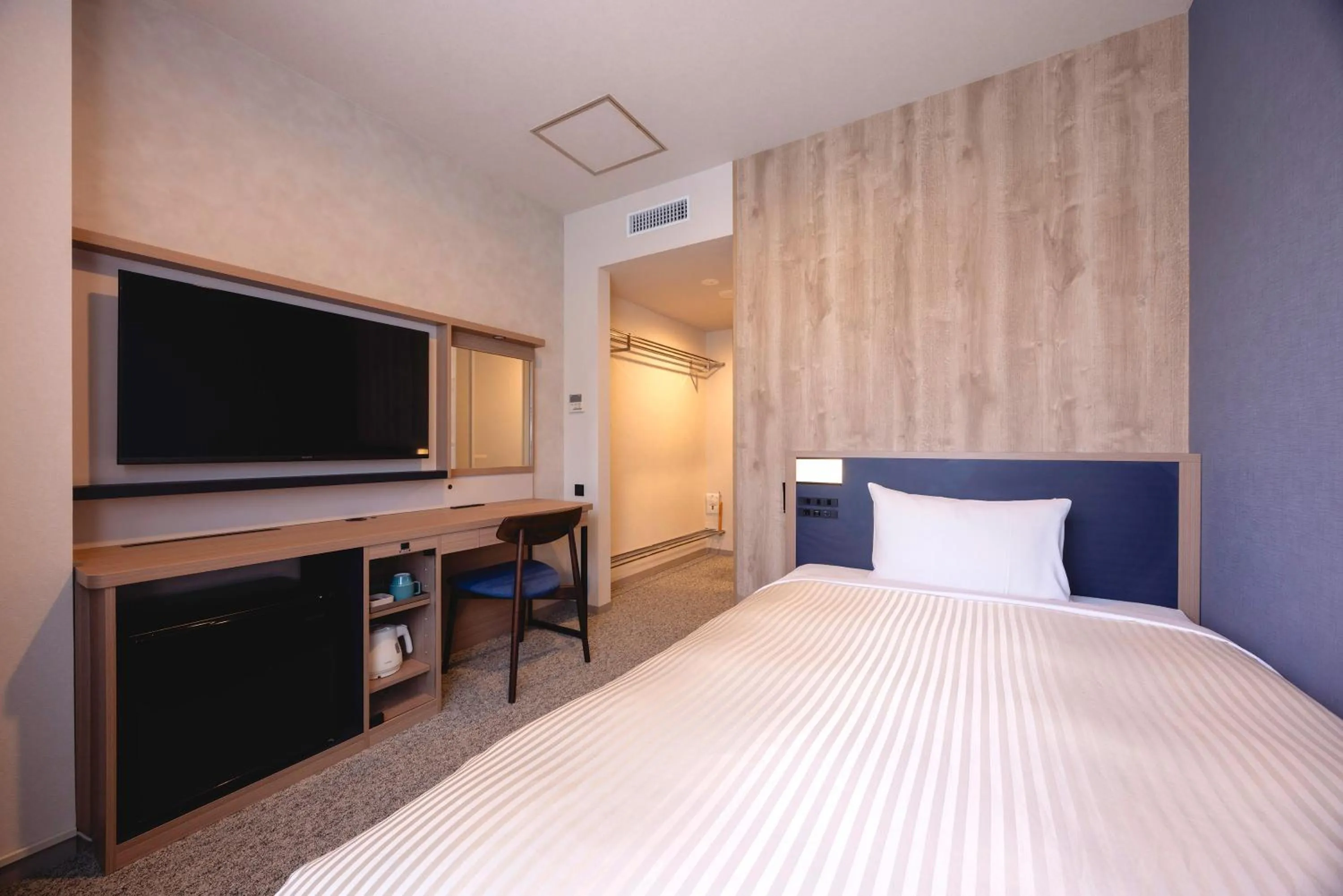Photo of the whole room, Bed in Hotel Mariners Court Tokyo