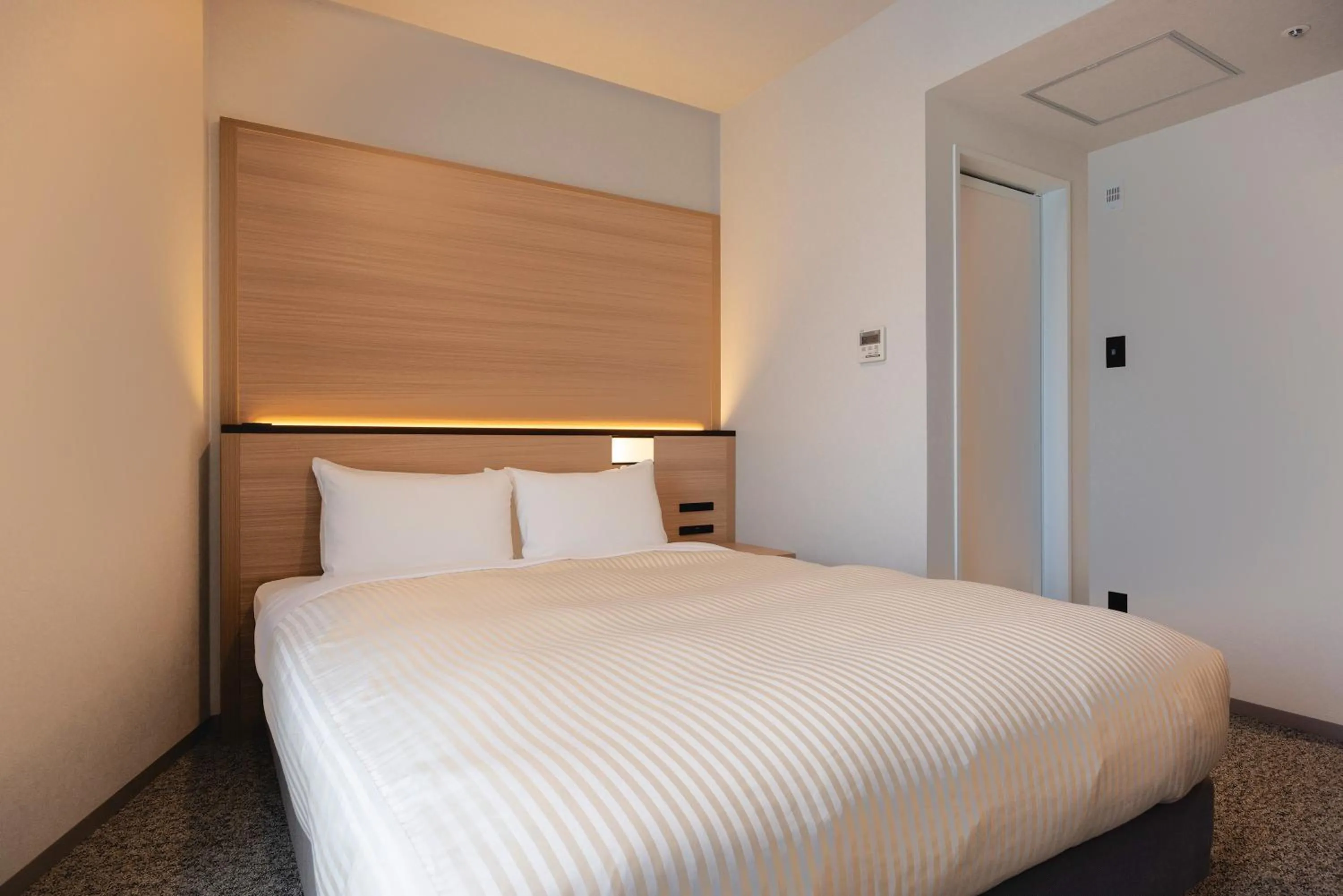 Photo of the whole room, Bed in Hotel Mariners Court Tokyo