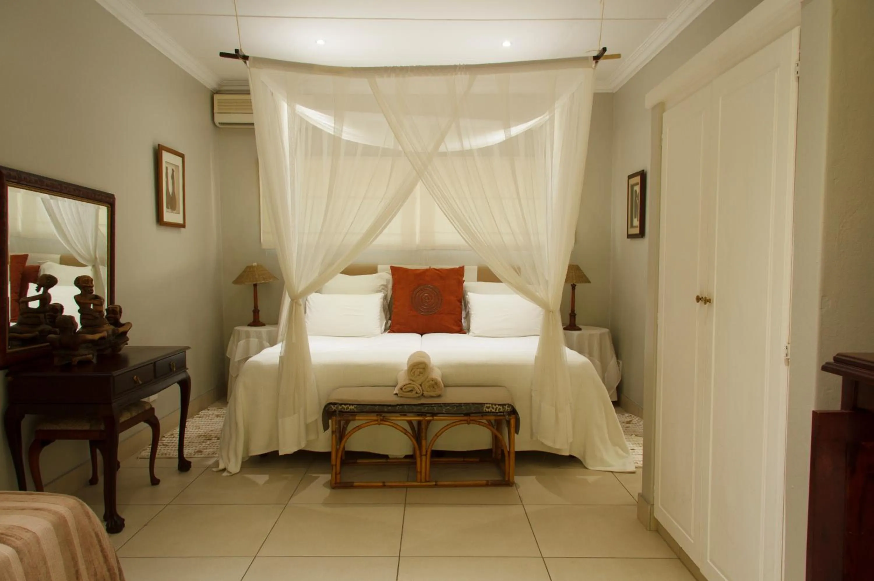 Photo of the whole room, Bed in St Lucia Kingfisher Lodge
