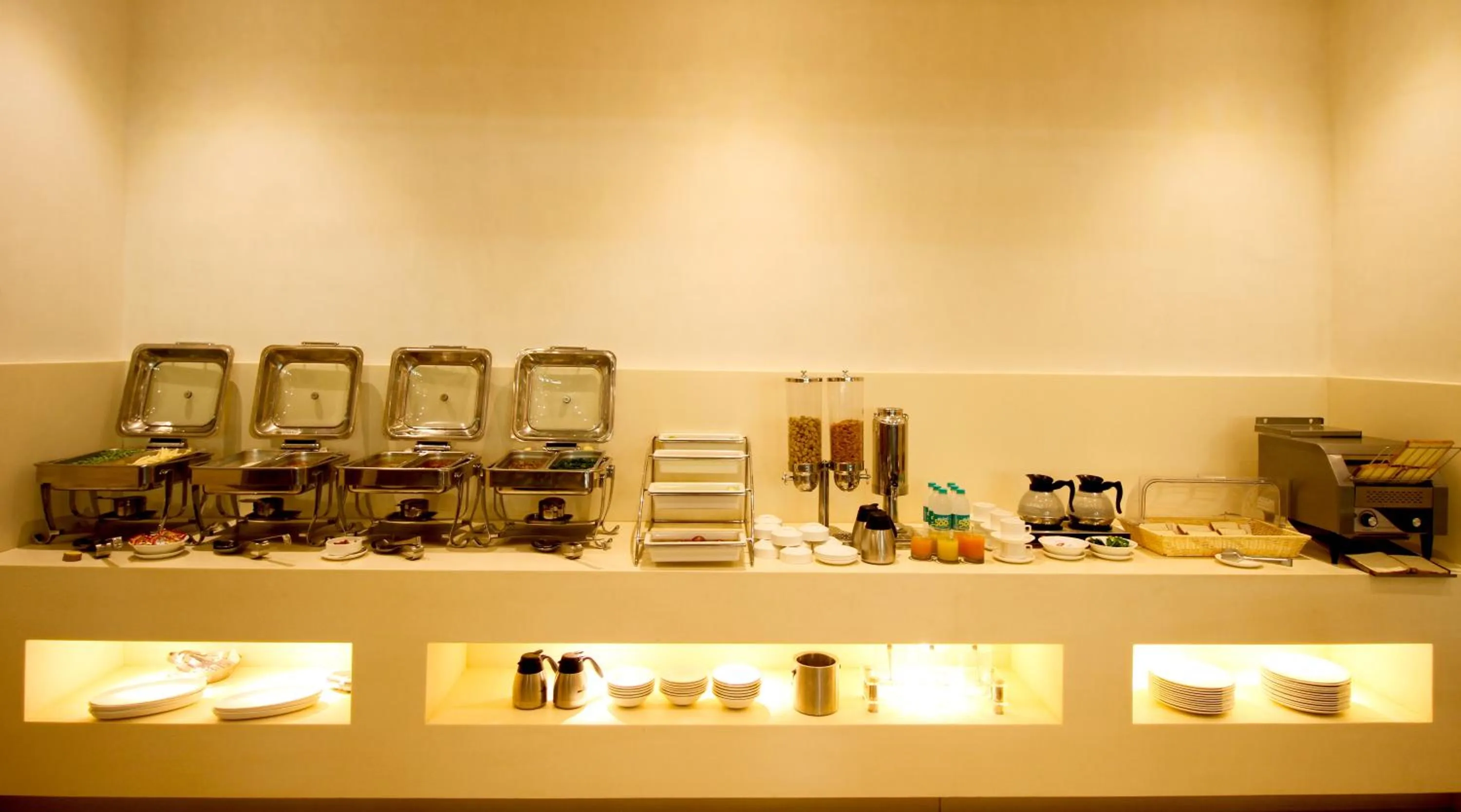 Buffet breakfast in Hotel Le Roi Raipur at Raipur Railway Station