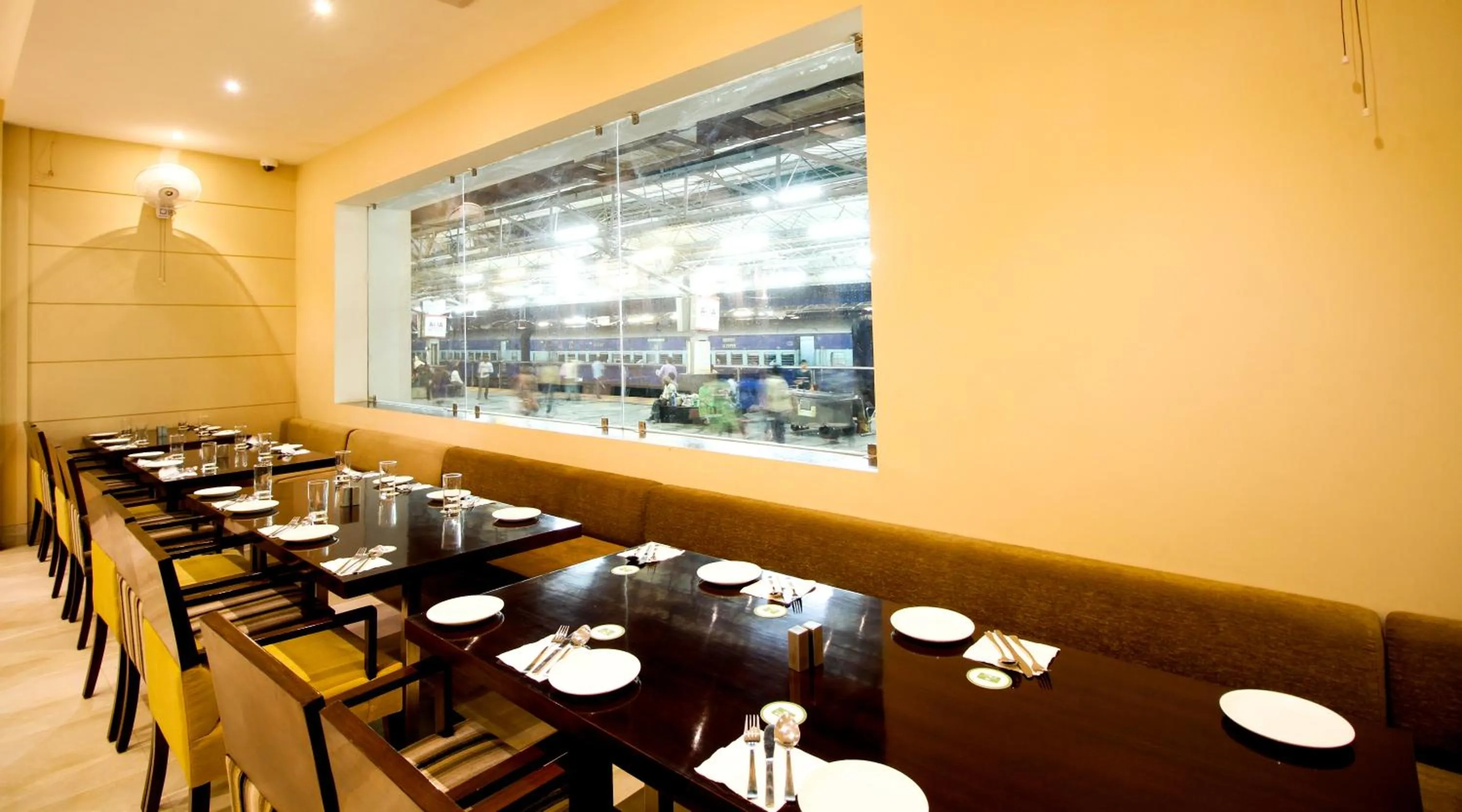 Restaurant/places to eat in Hotel Le Roi Raipur at Raipur Railway Station