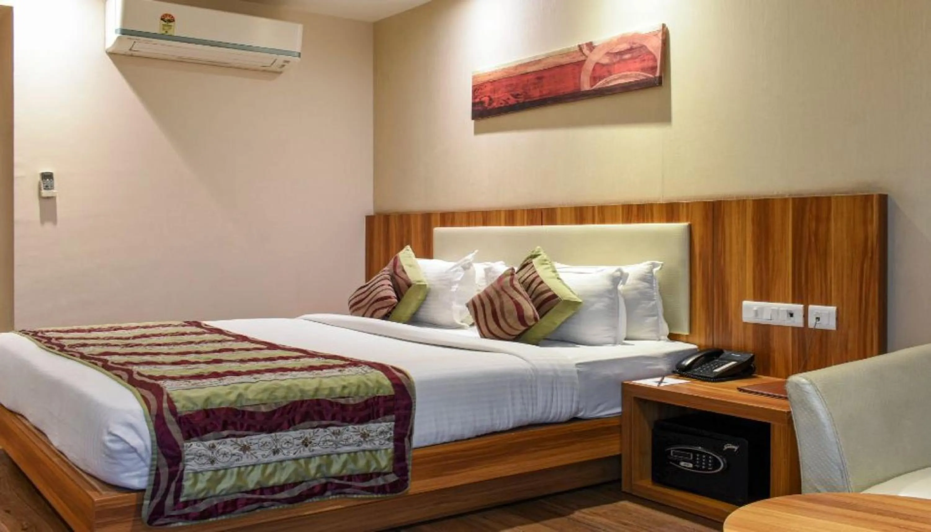 Bedroom, Bed in Hotel Le Roi Raipur at Raipur Railway Station