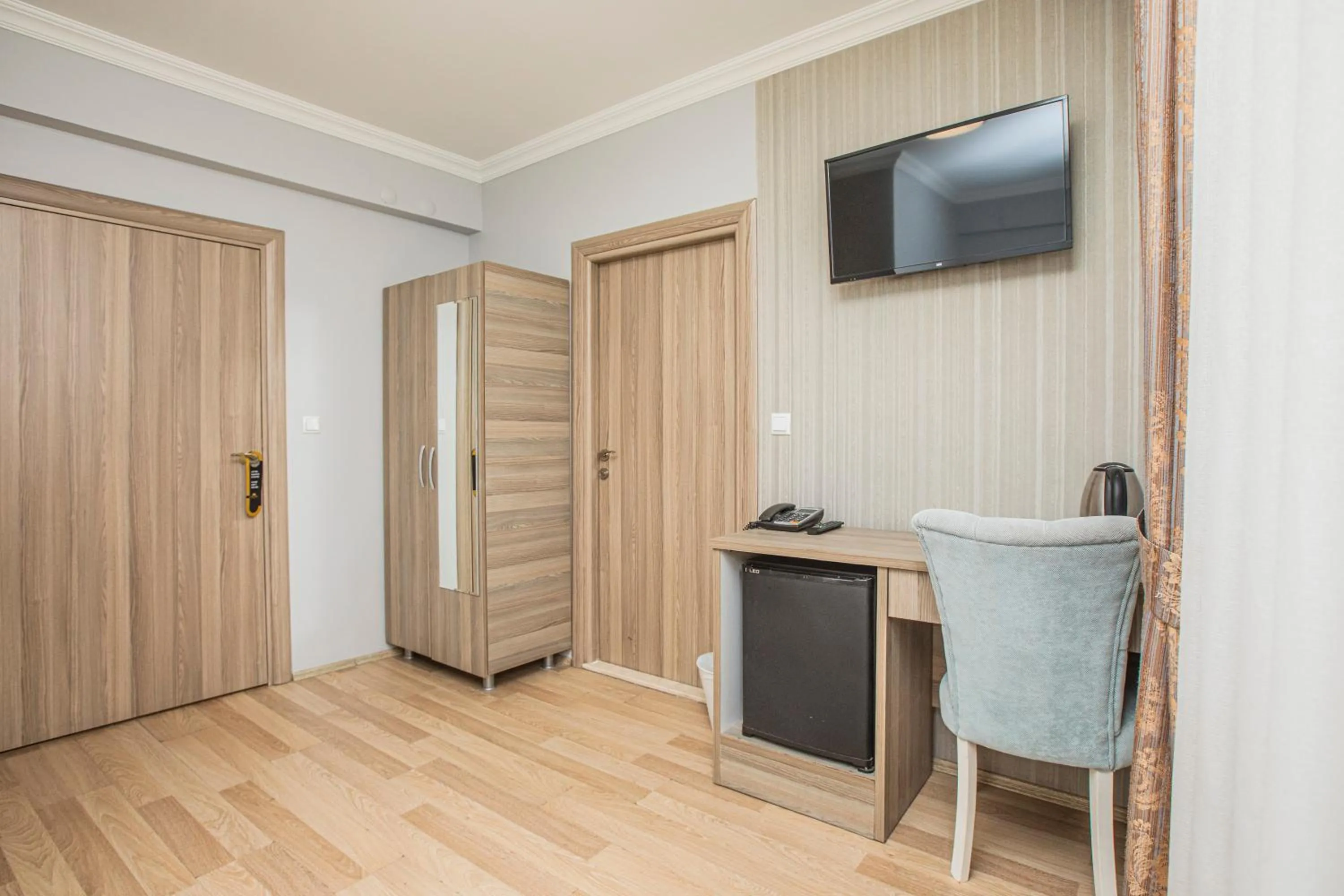 wardrobe in Konuk Hotel