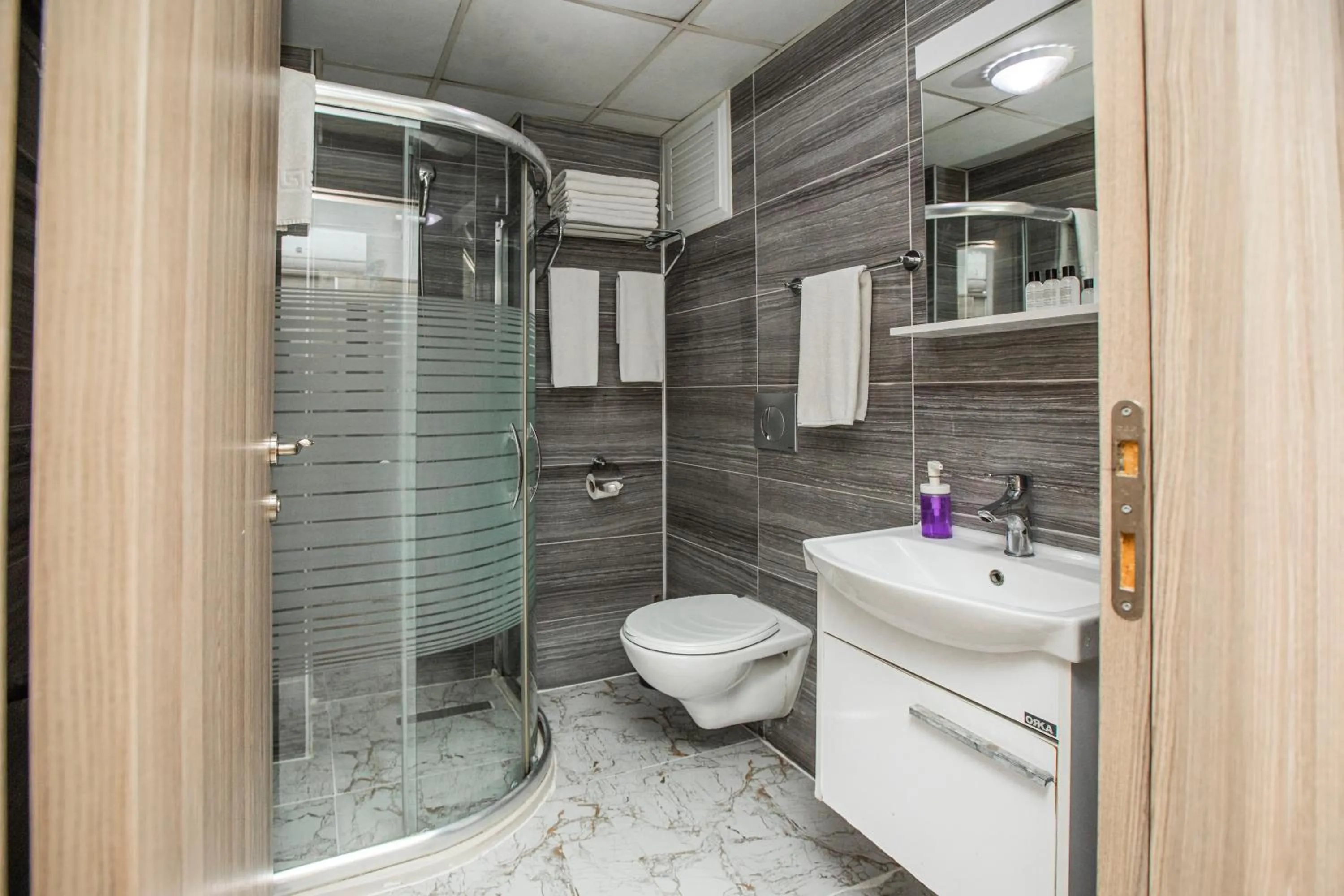 Shower in Konuk Hotel