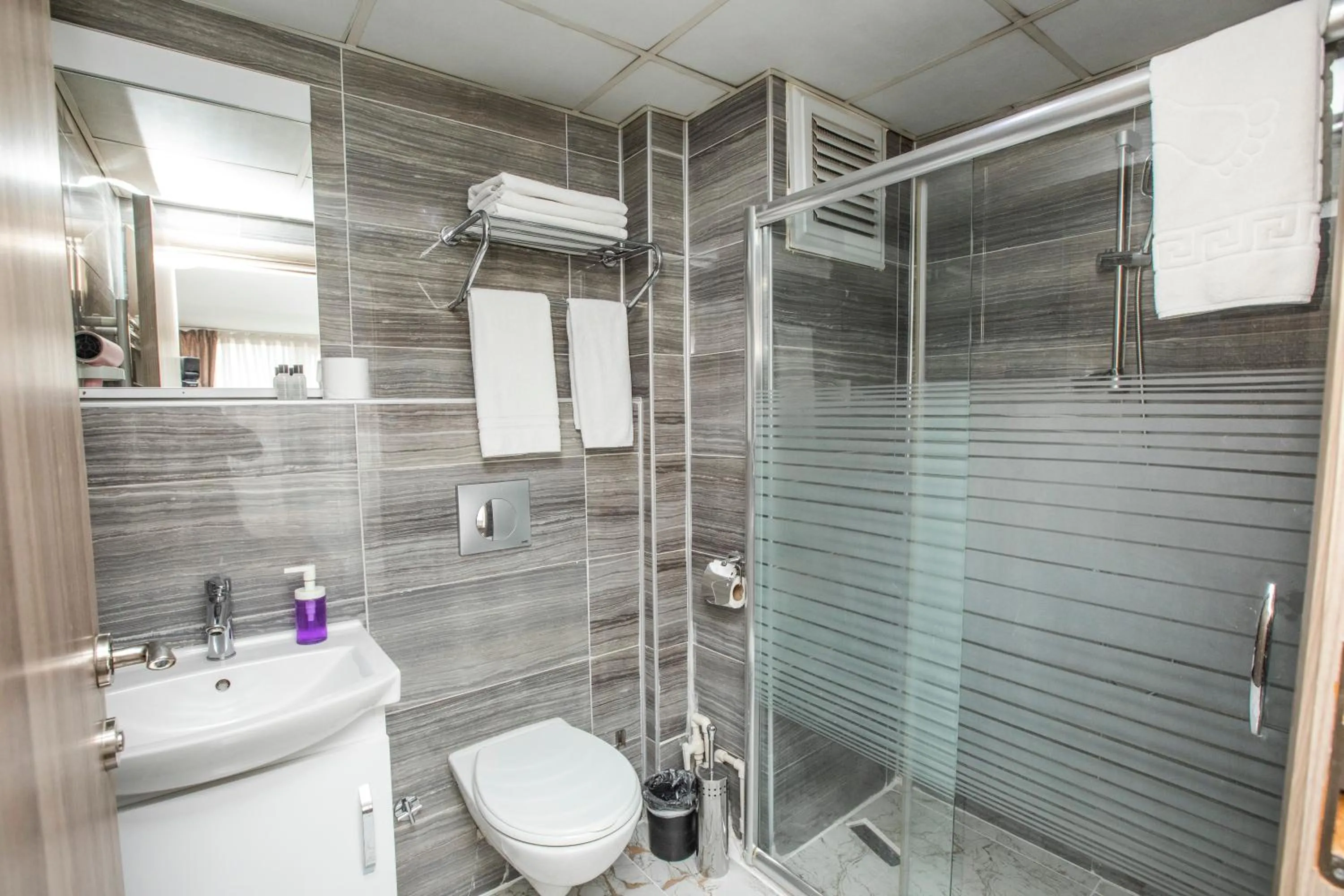 Bathroom in Konuk Hotel