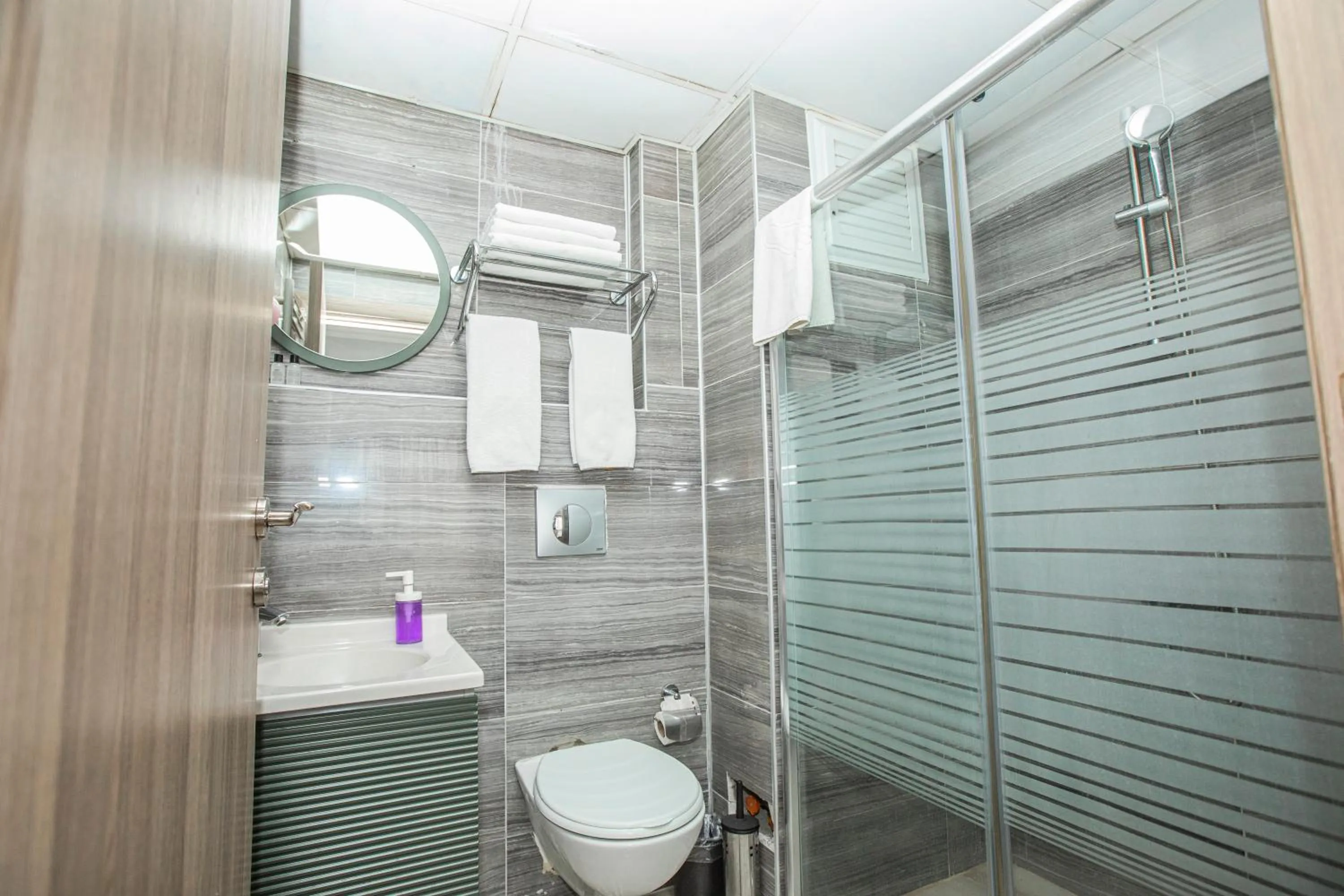 Shower in Konuk Hotel