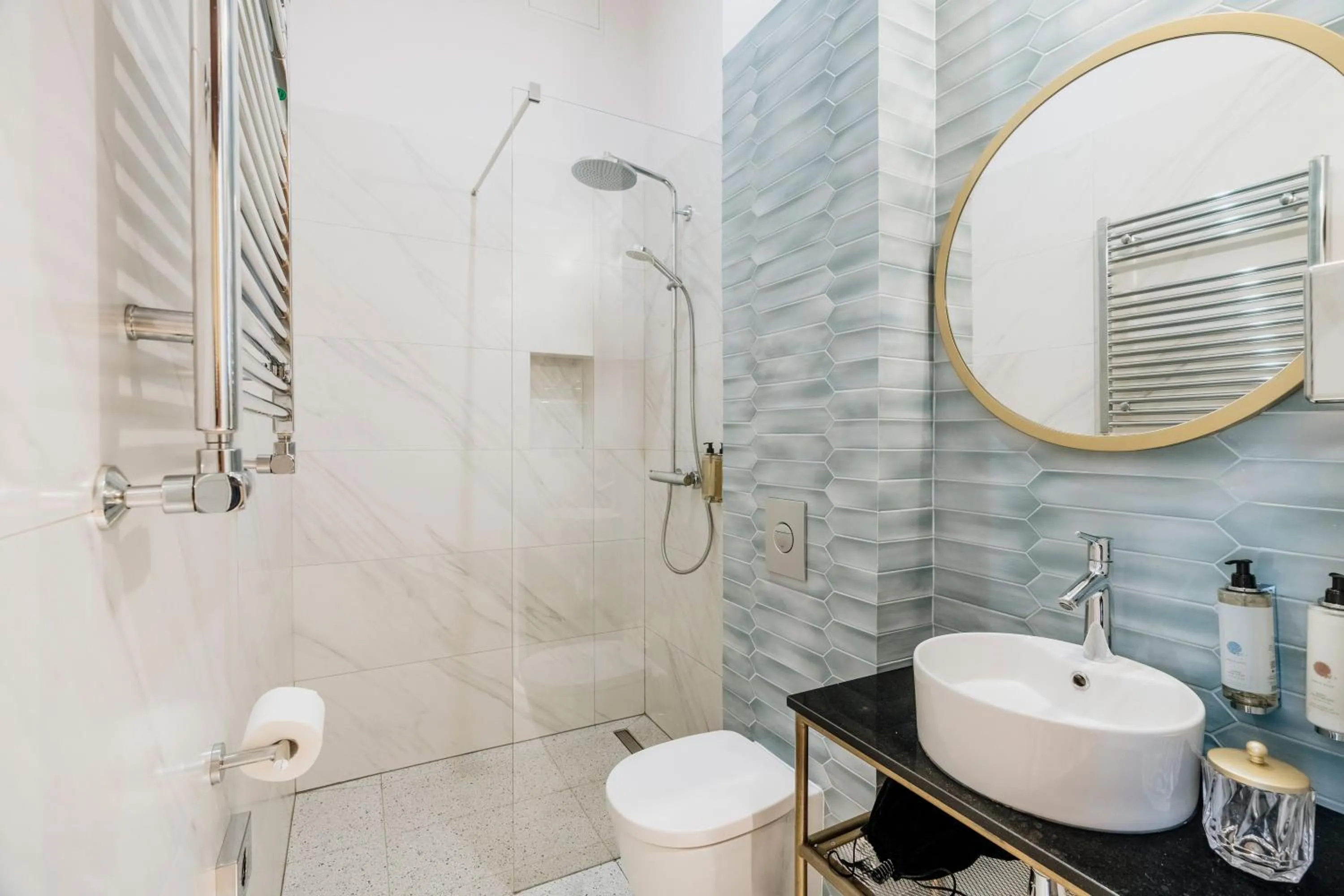 Shower in Colette - LoftAffair Collection