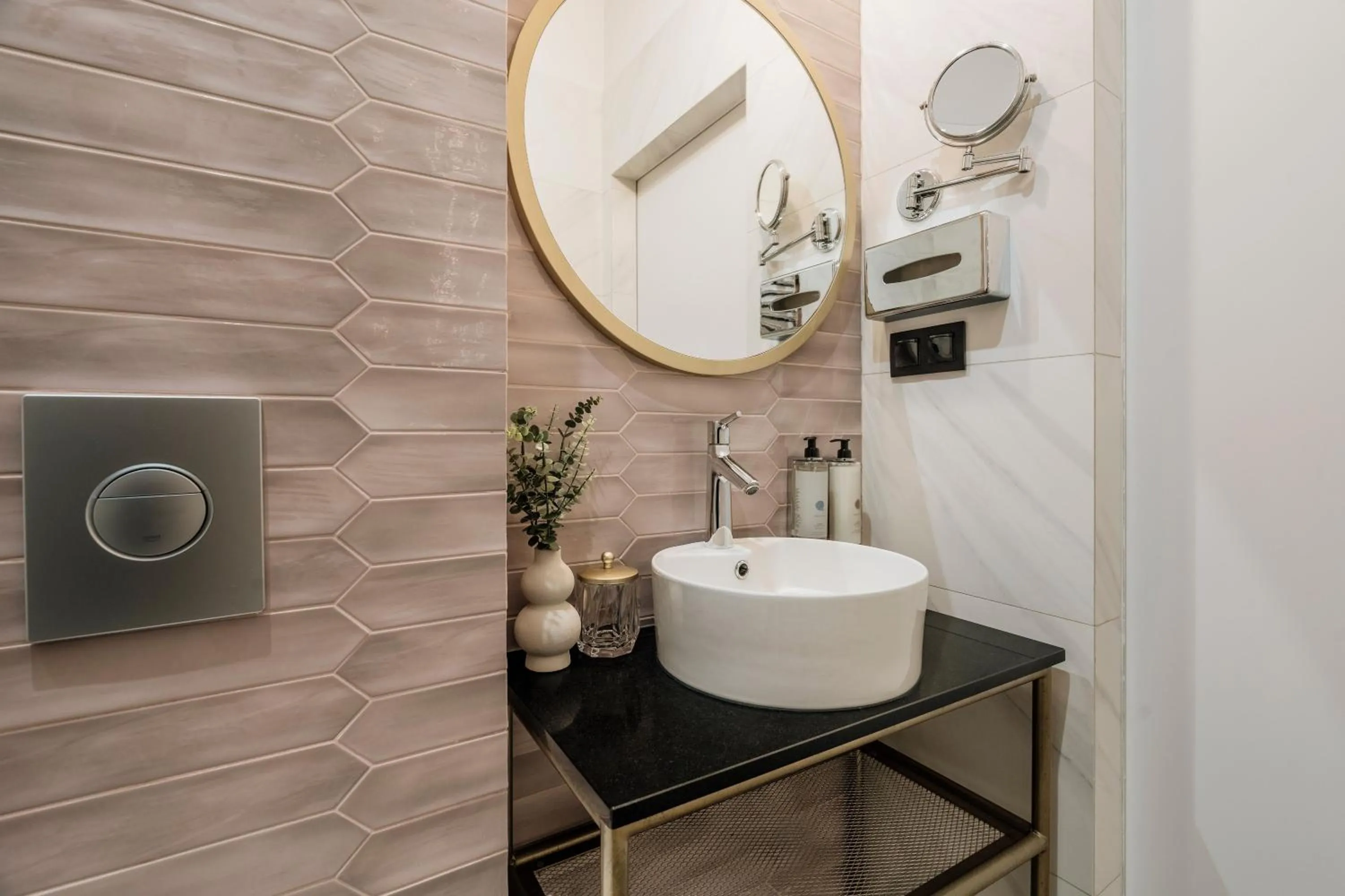 Toilet in Colette - LoftAffair Collection