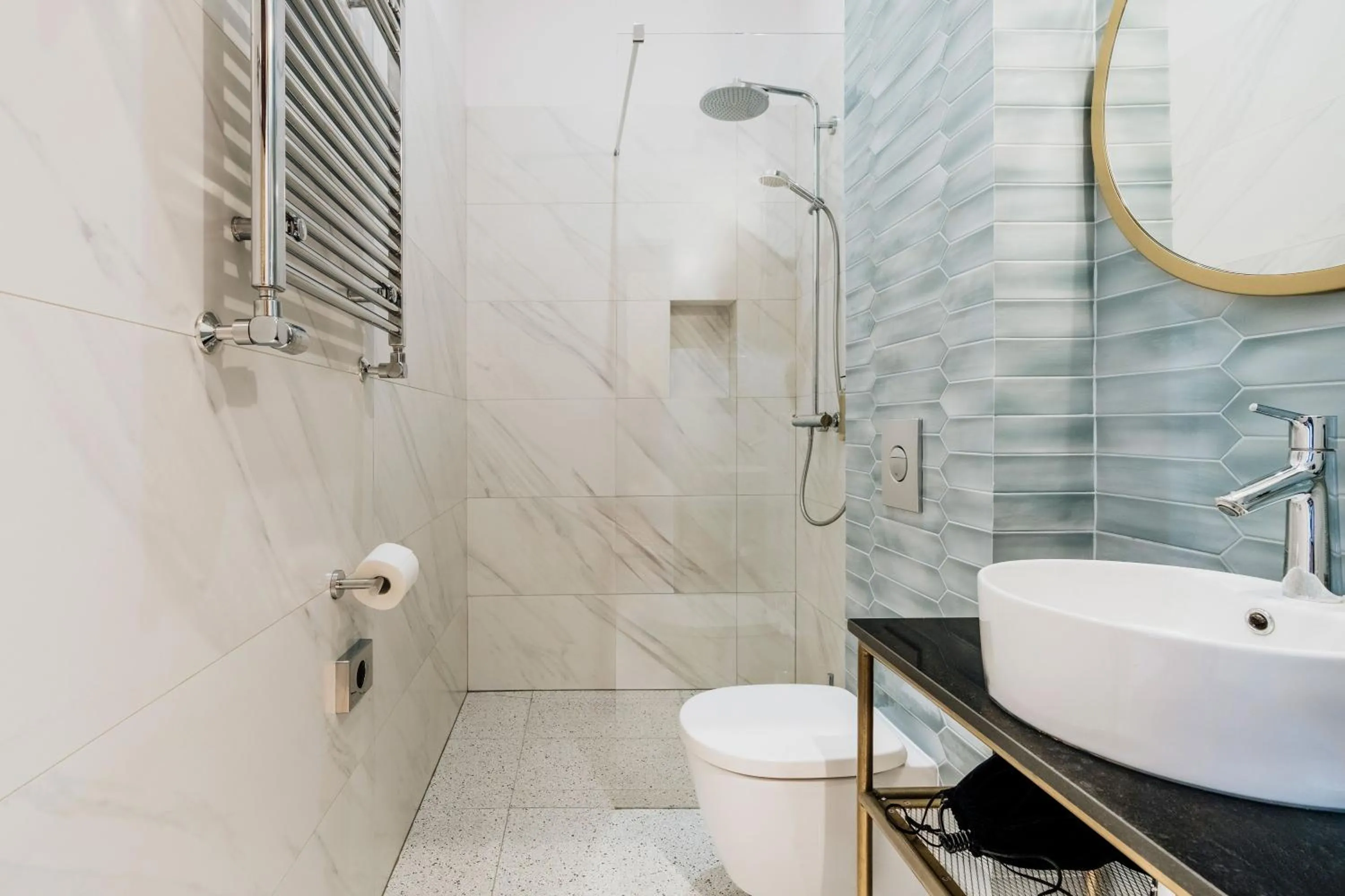 Shower in Colette - LoftAffair Collection