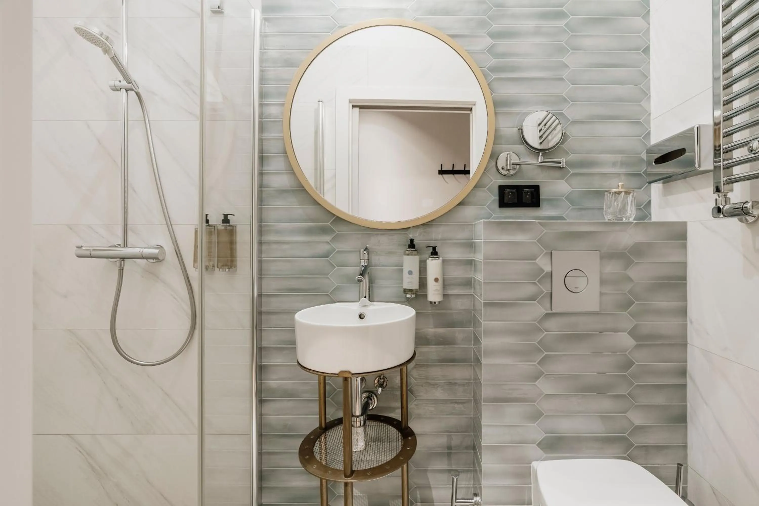 Shower in Colette - LoftAffair Collection