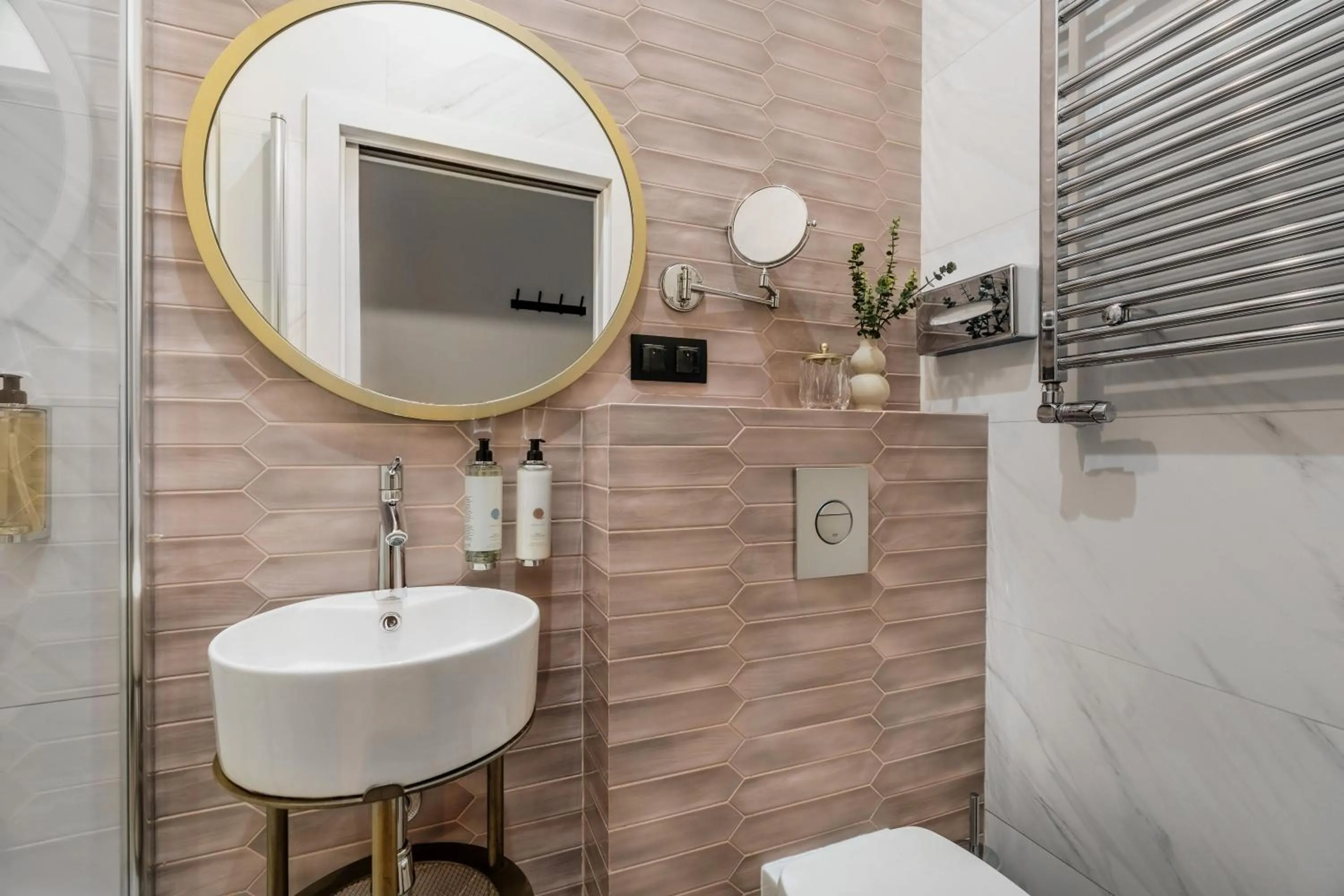 Shower in Colette - LoftAffair Collection