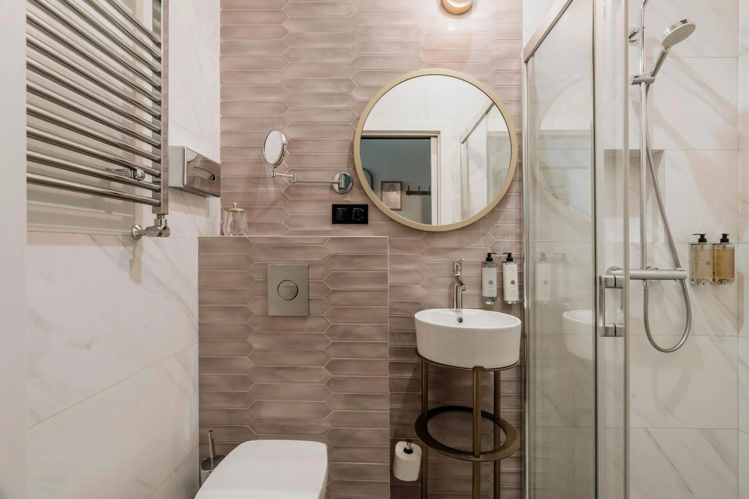 Shower in Colette - LoftAffair Collection