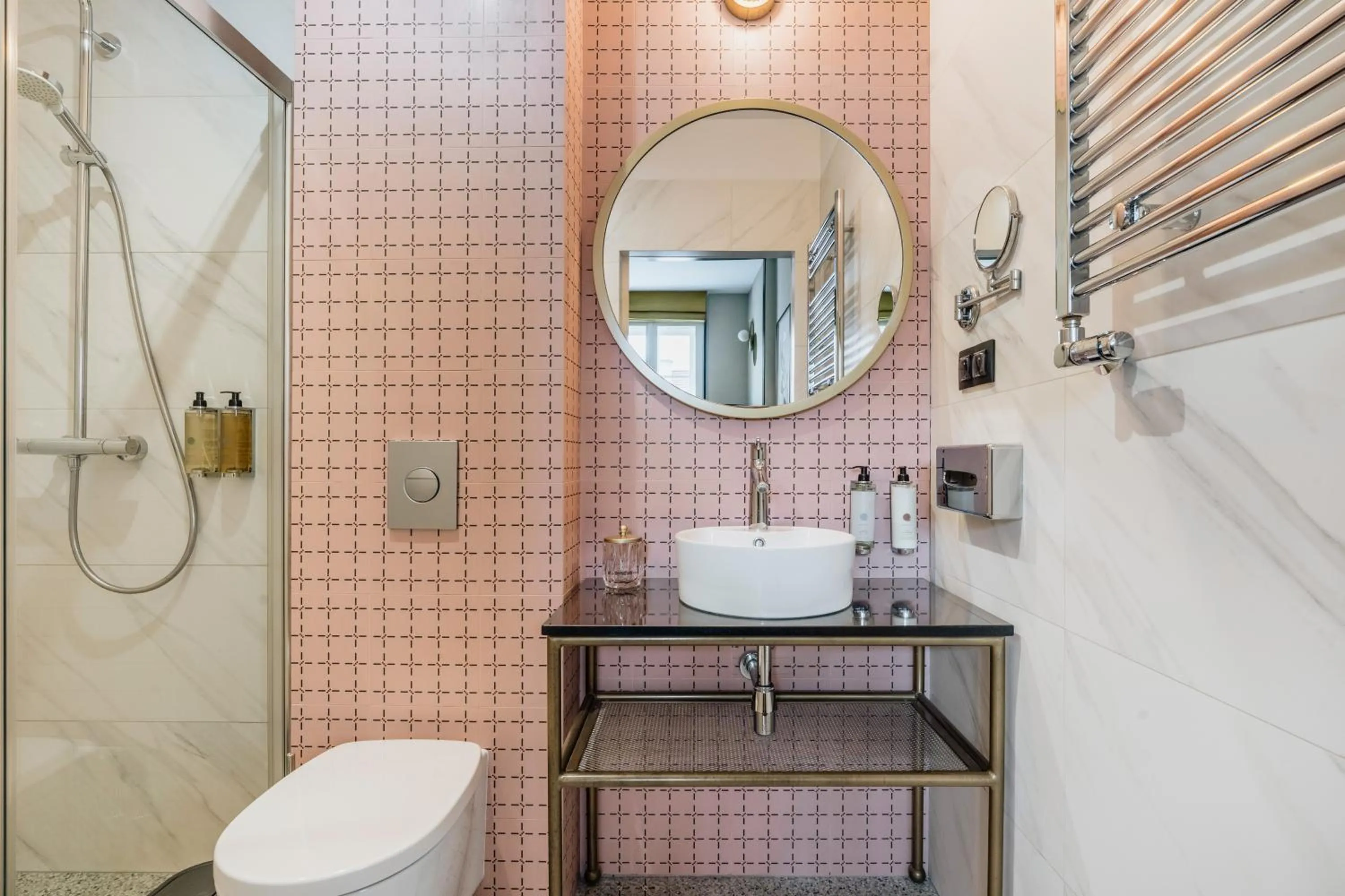 Shower in Colette - LoftAffair Collection