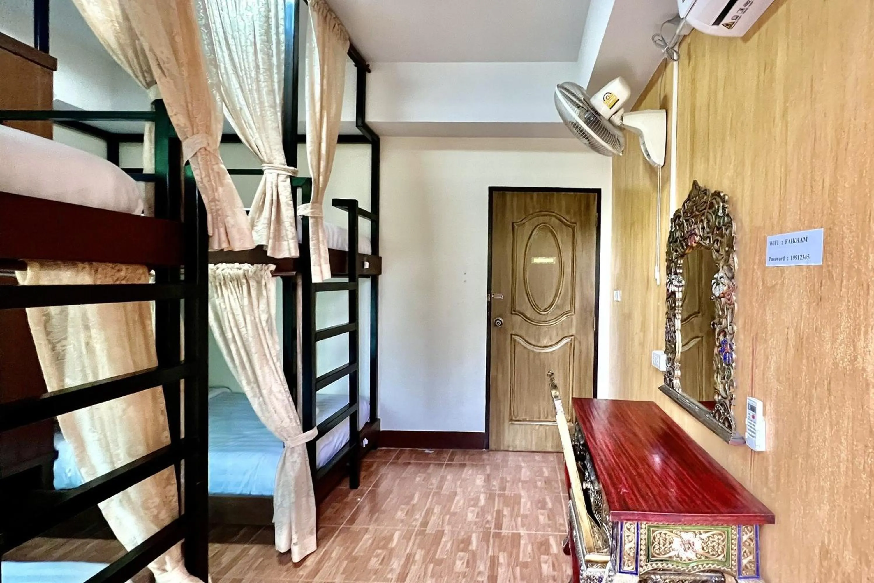 Bedroom, Bed in LM Hostel