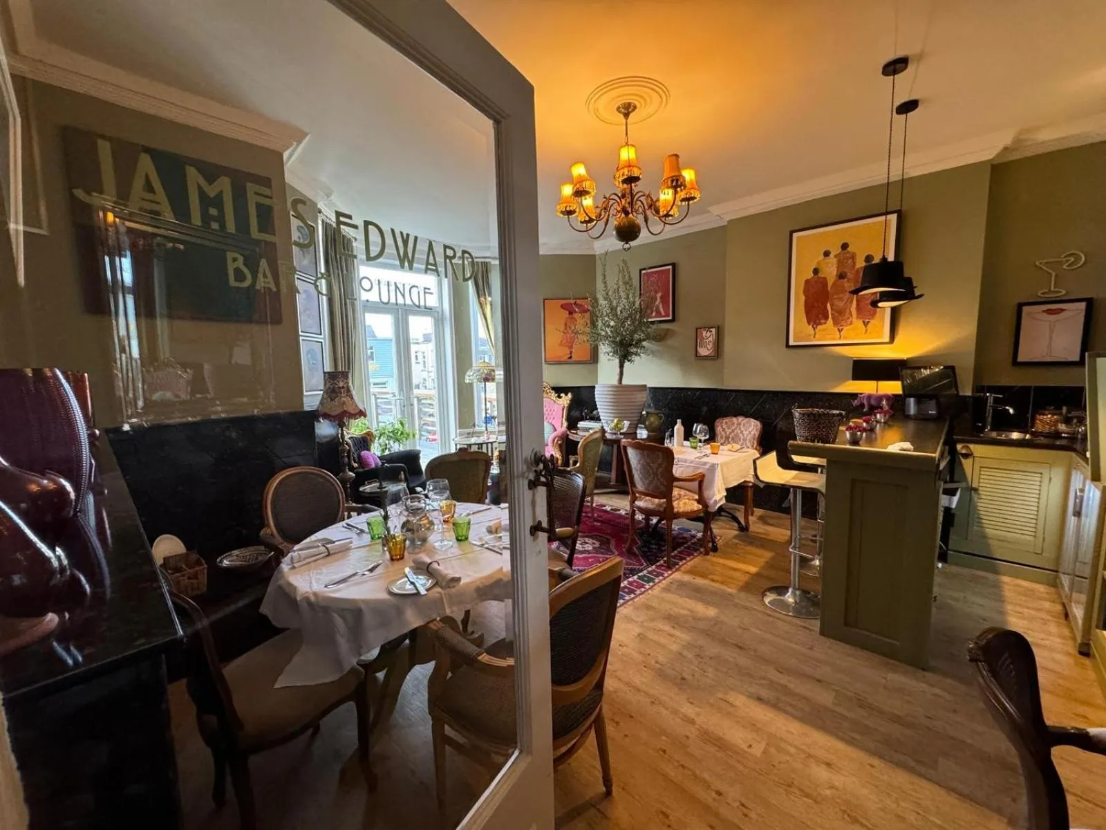 Restaurant/places to eat in The White House Hotel