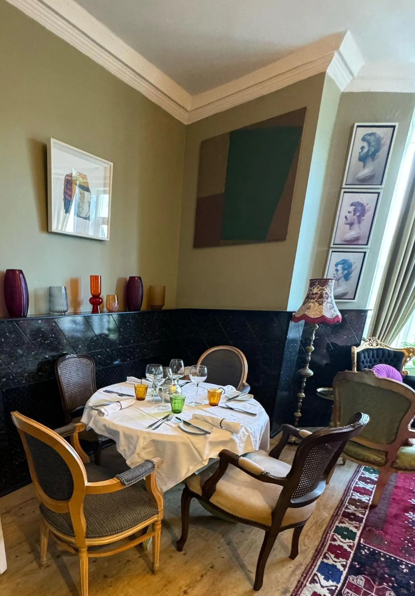 Restaurant/places to eat in The White House Hotel