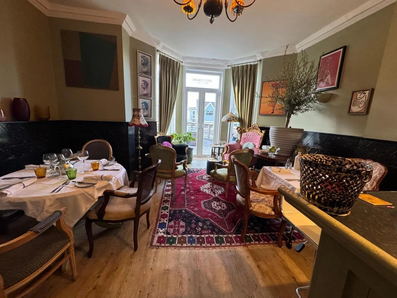 Restaurant/places to eat in The White House Hotel