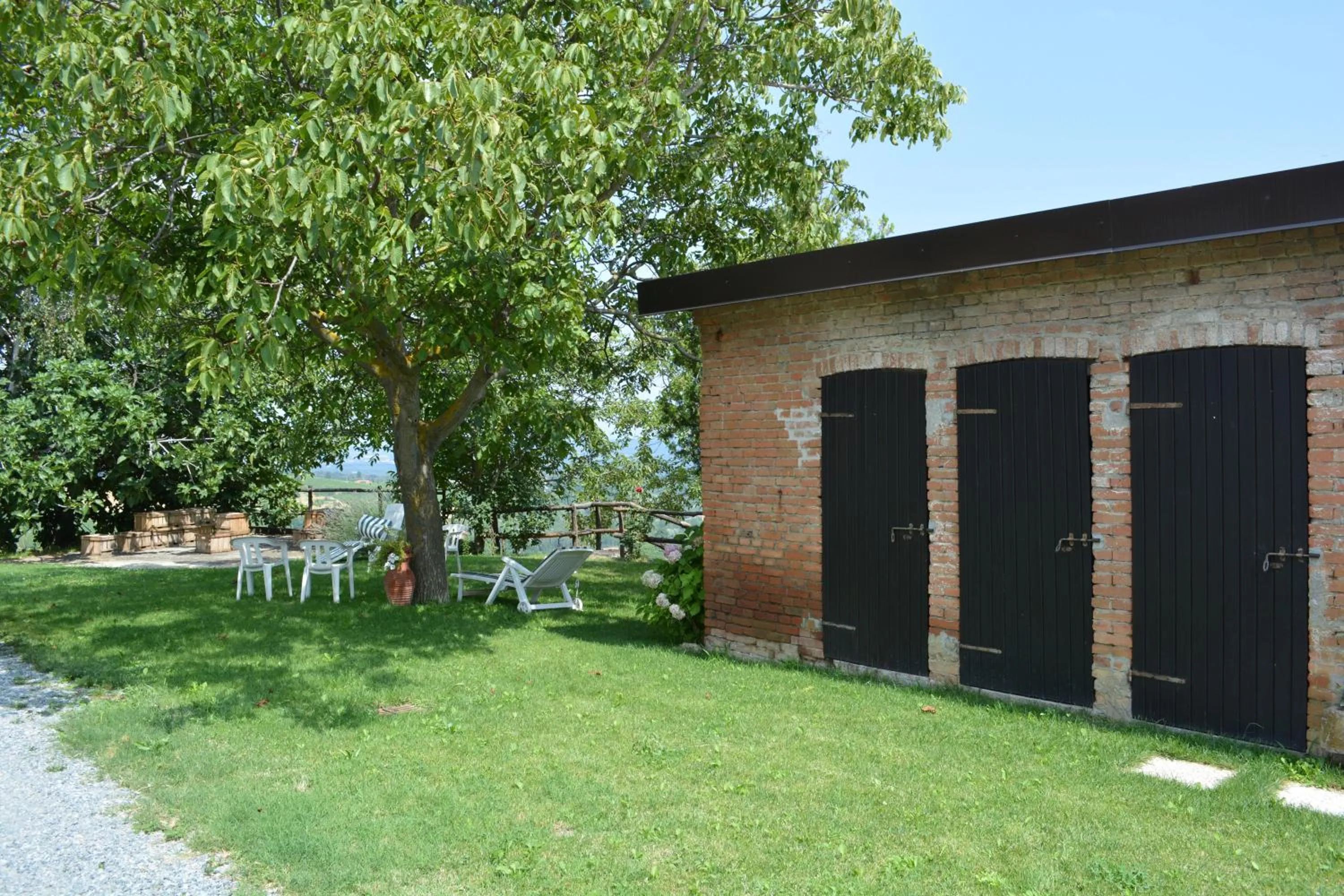 Garden in Cascina Valtignosa Camere Con Vigna