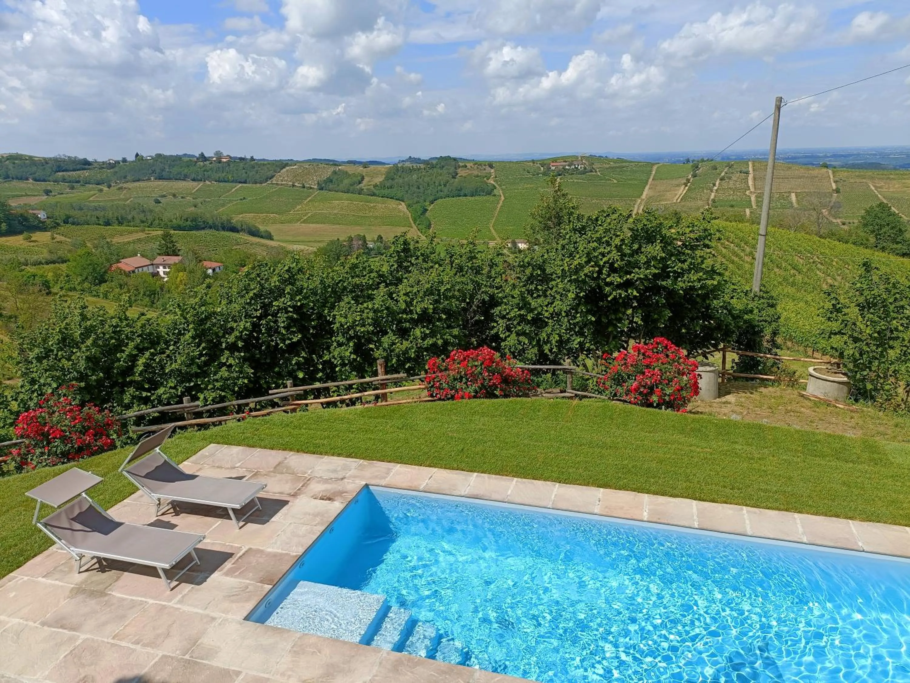 Swimming pool in Cascina Valtignosa Camere Con Vigna